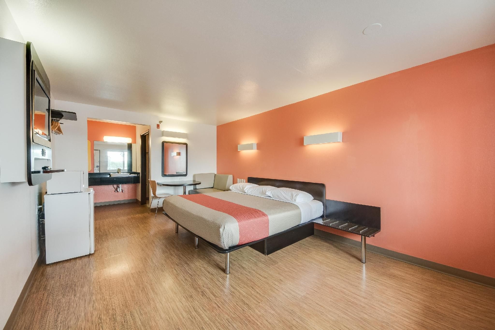 Motel 6 Brownsville, TX - North 1 QUEEN BED | MOBILITY ACCESSIBLE TUB NSMK