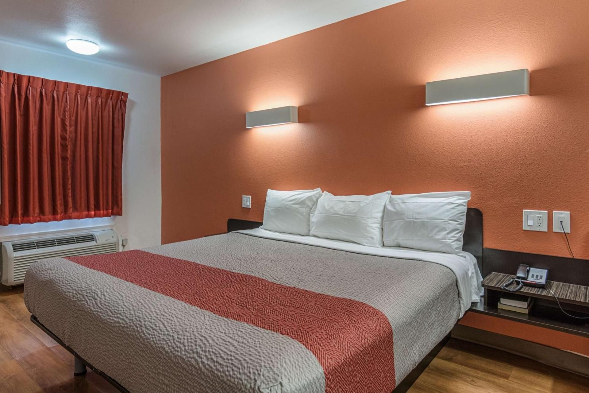 King Room - Disability Access - Non-Smoking