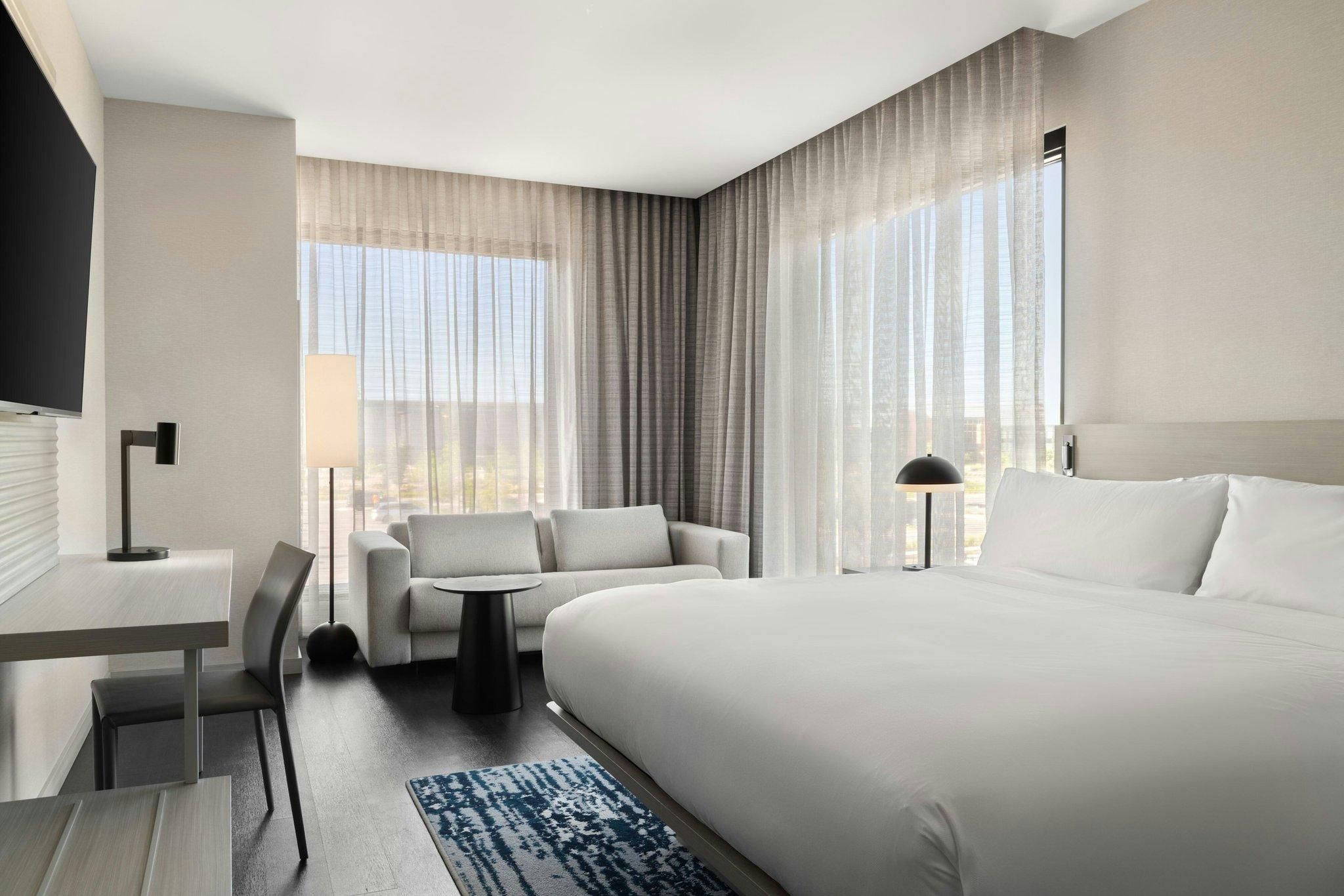 Deluxe King, Guest room, 1 King, Sofa bed