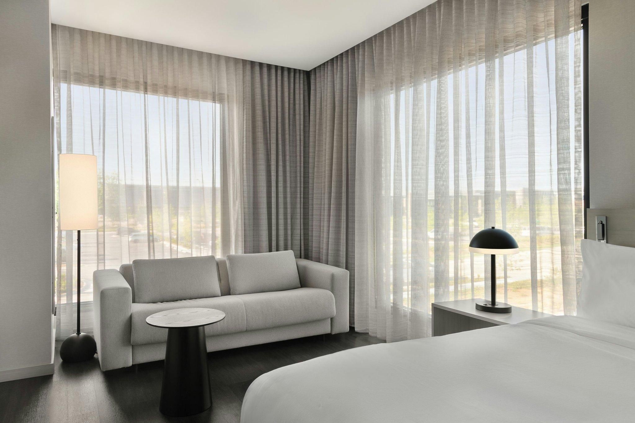 Deluxe King, Guest room, 1 King, Sofa bed