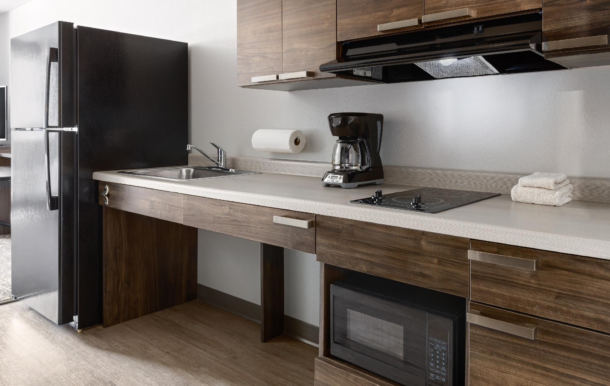 1 Queen Mobility Accessible, Hearing Impaired, Roll-in Shower