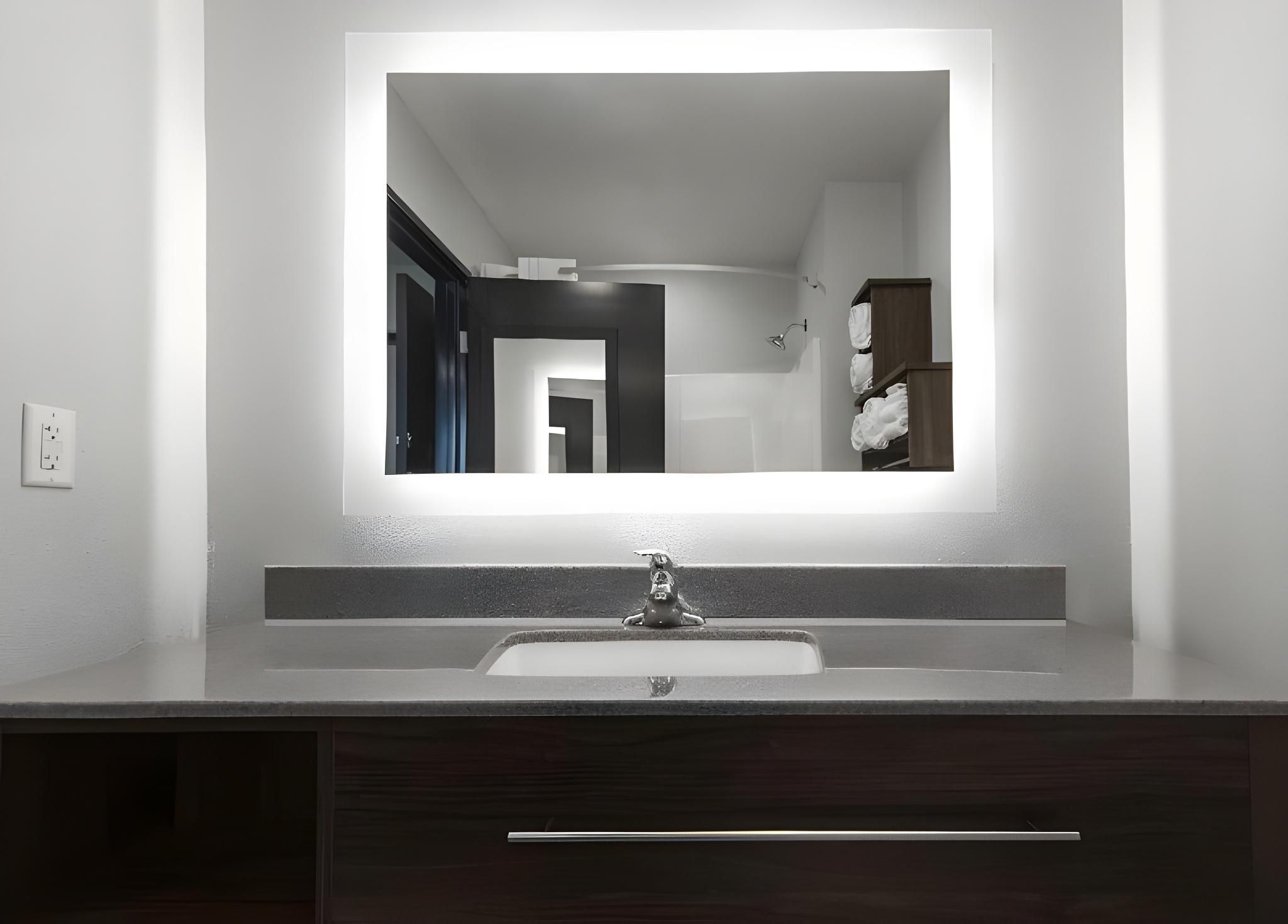 2 QUEEN HEARING IMPAIRED, RECLINER