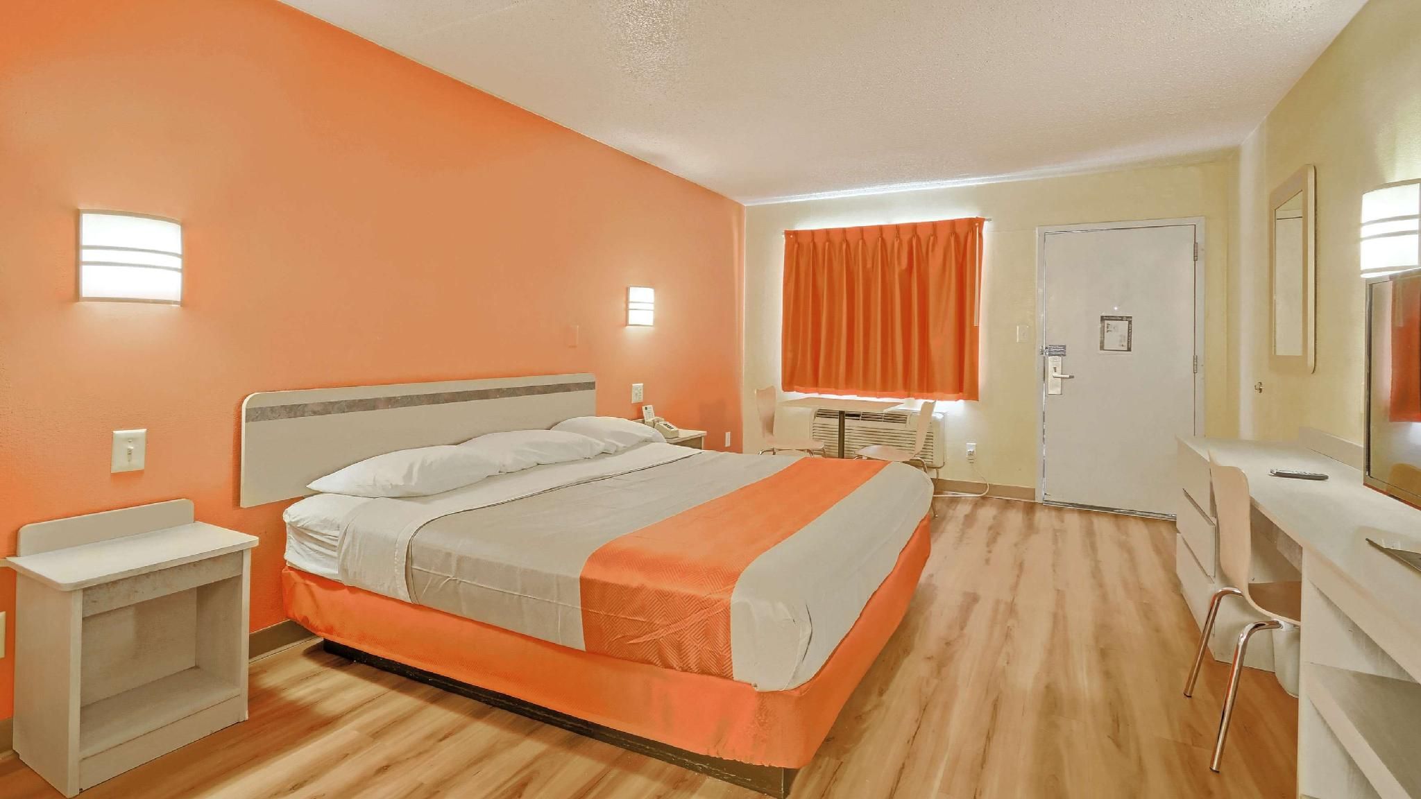 1 King Bed | Non-Smoking