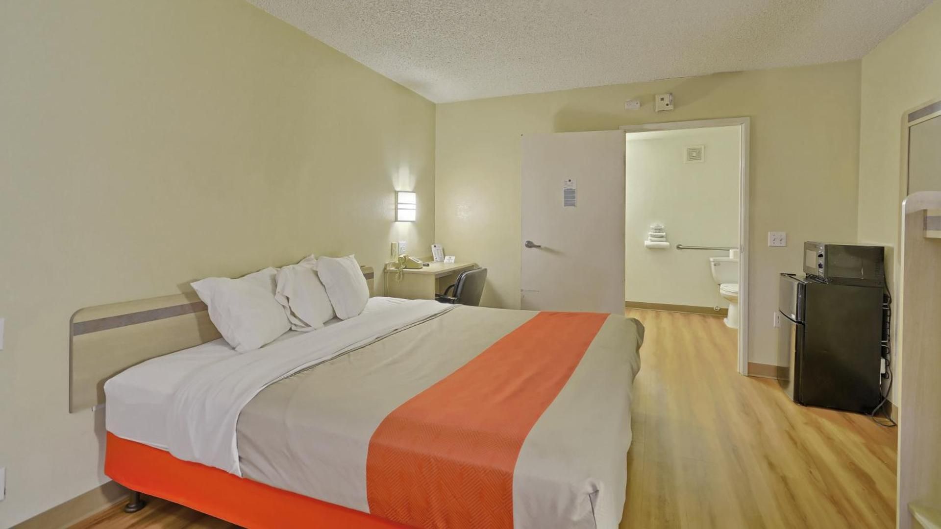 King Room with Tub - Mobility Accessible/Smoking