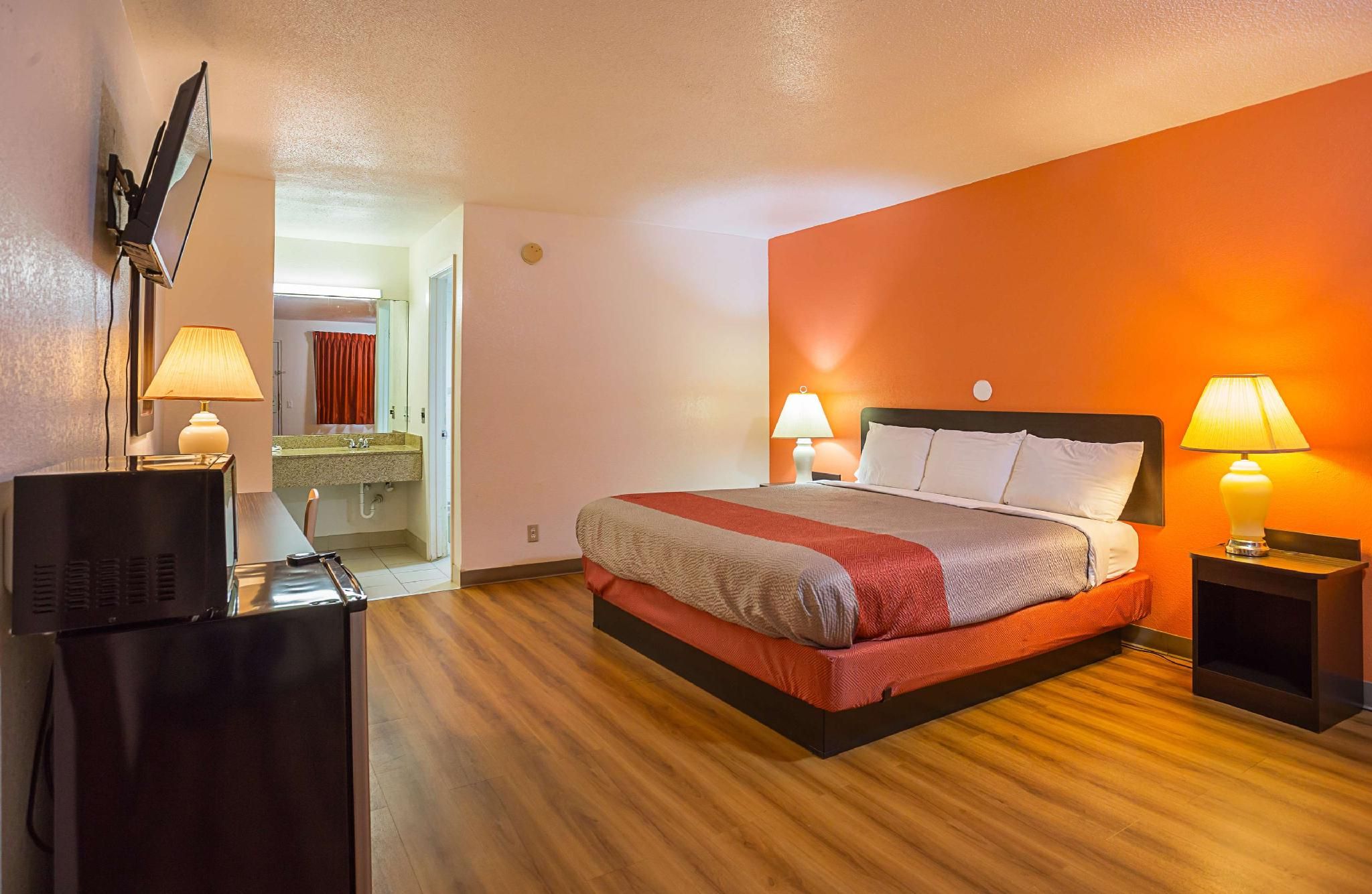 1 King Bed | Smoking, Micfridge