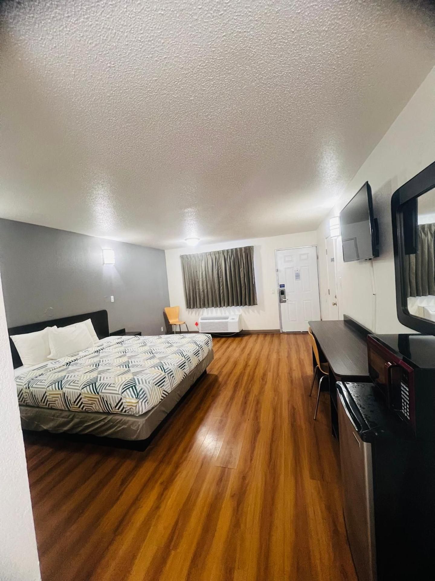 Motel 6 Brinkley, AR King Room with Spa Bath - Non-Smoking 2