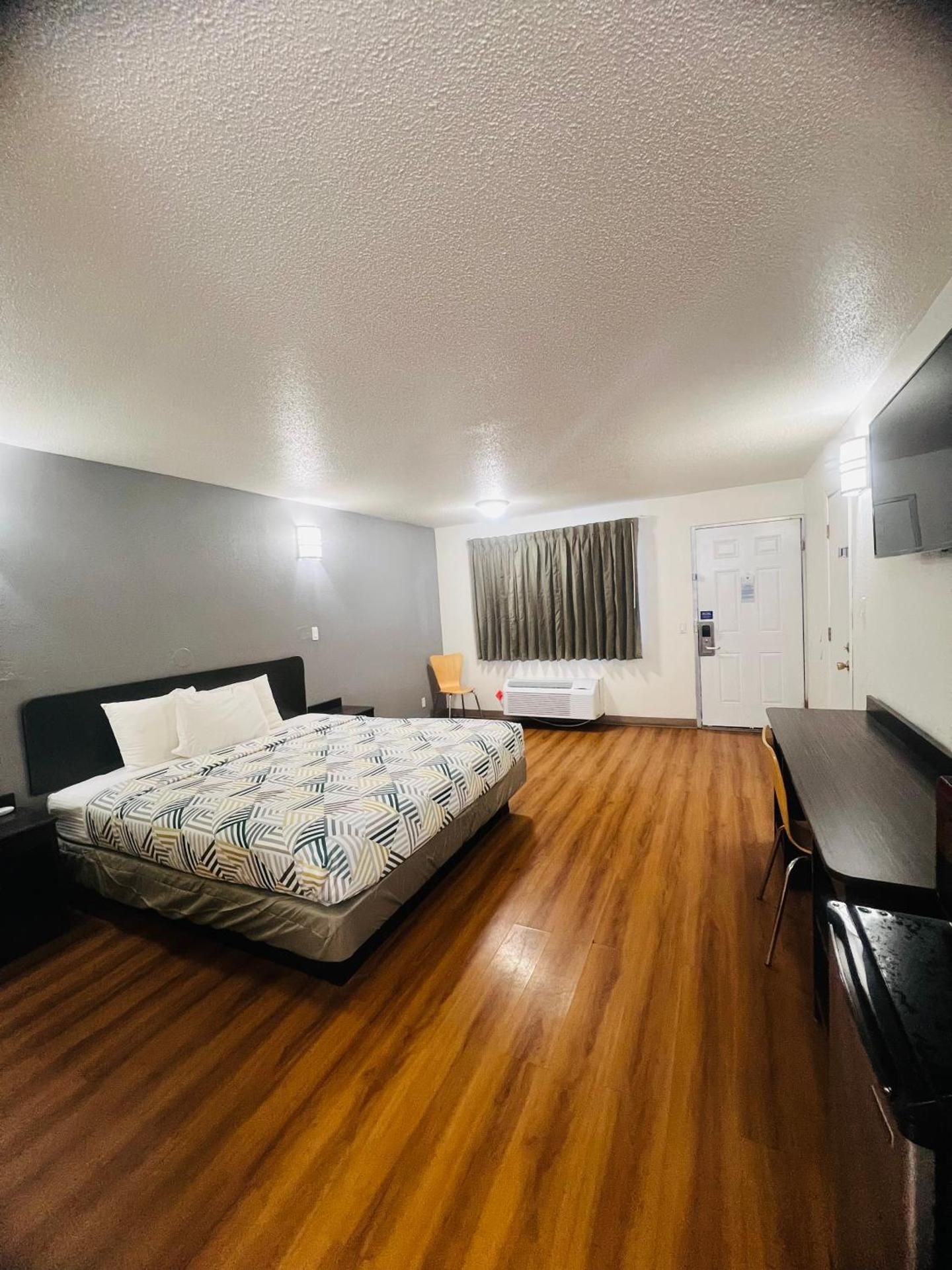 Deluxe King Room - Non-Smoking