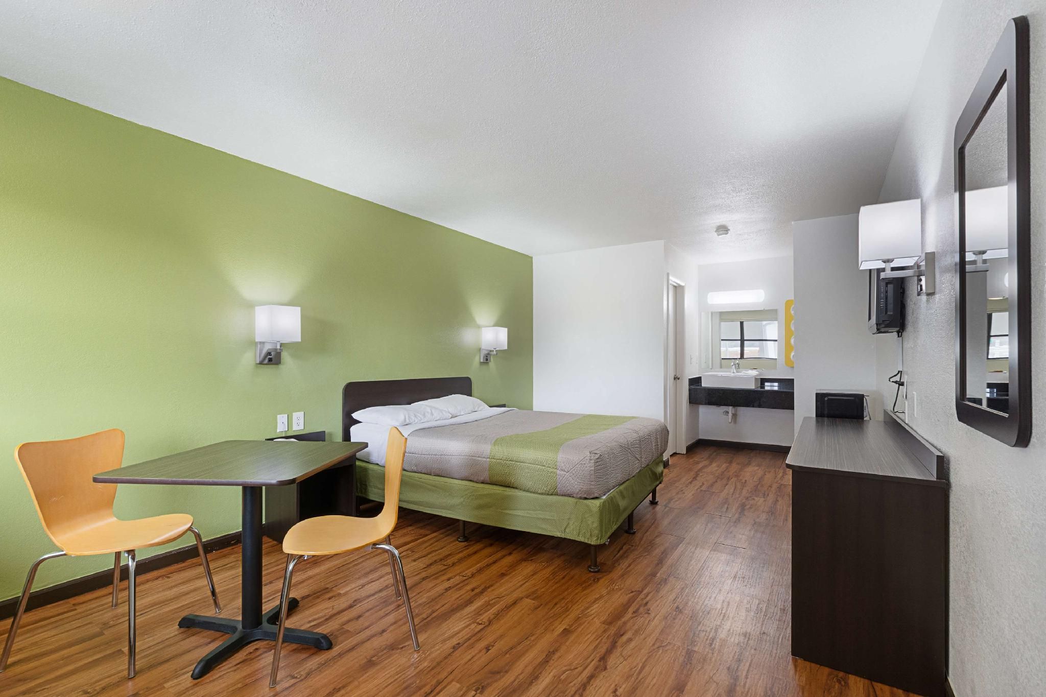1 Queen Bed | ADA/RI Shower