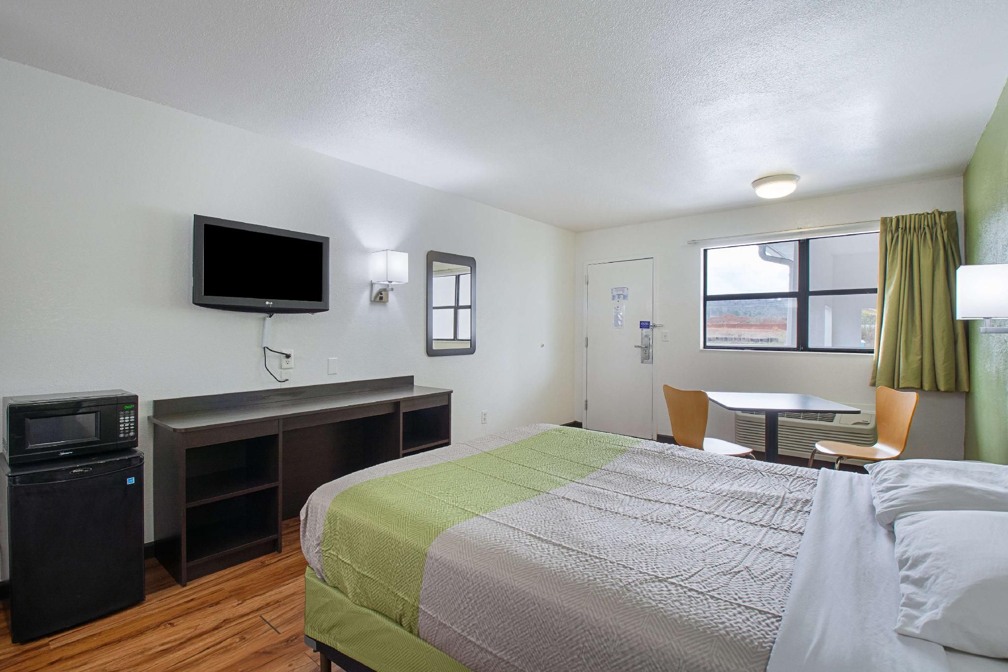 1 Queen Bed