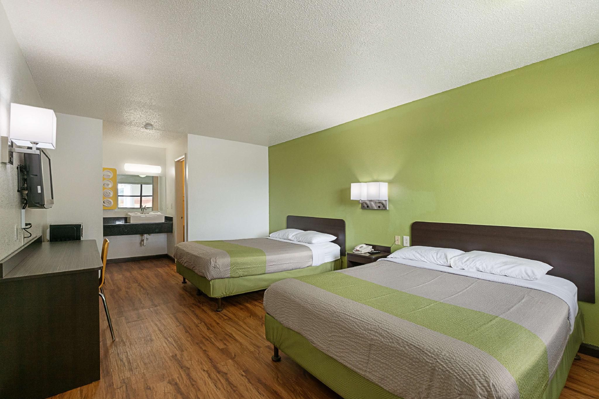 2 Queen Beds