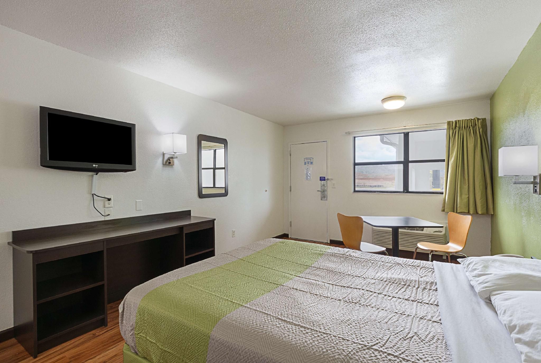 1 Queen Bed | ADA/RI Shower