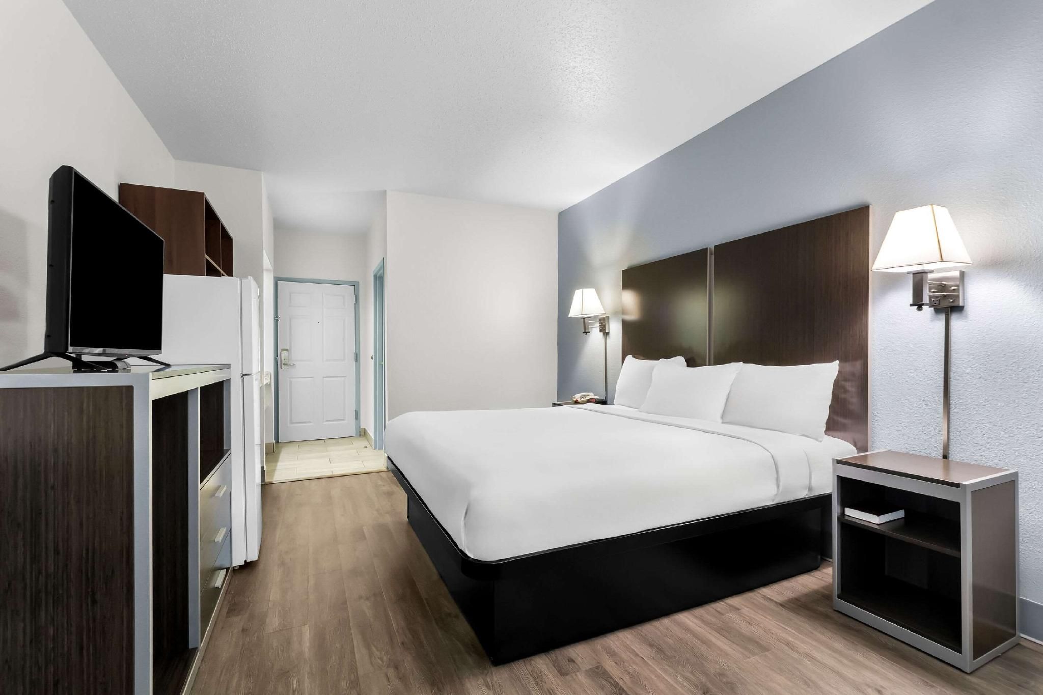 1 King Bed, Efficiency, Nonsmoking