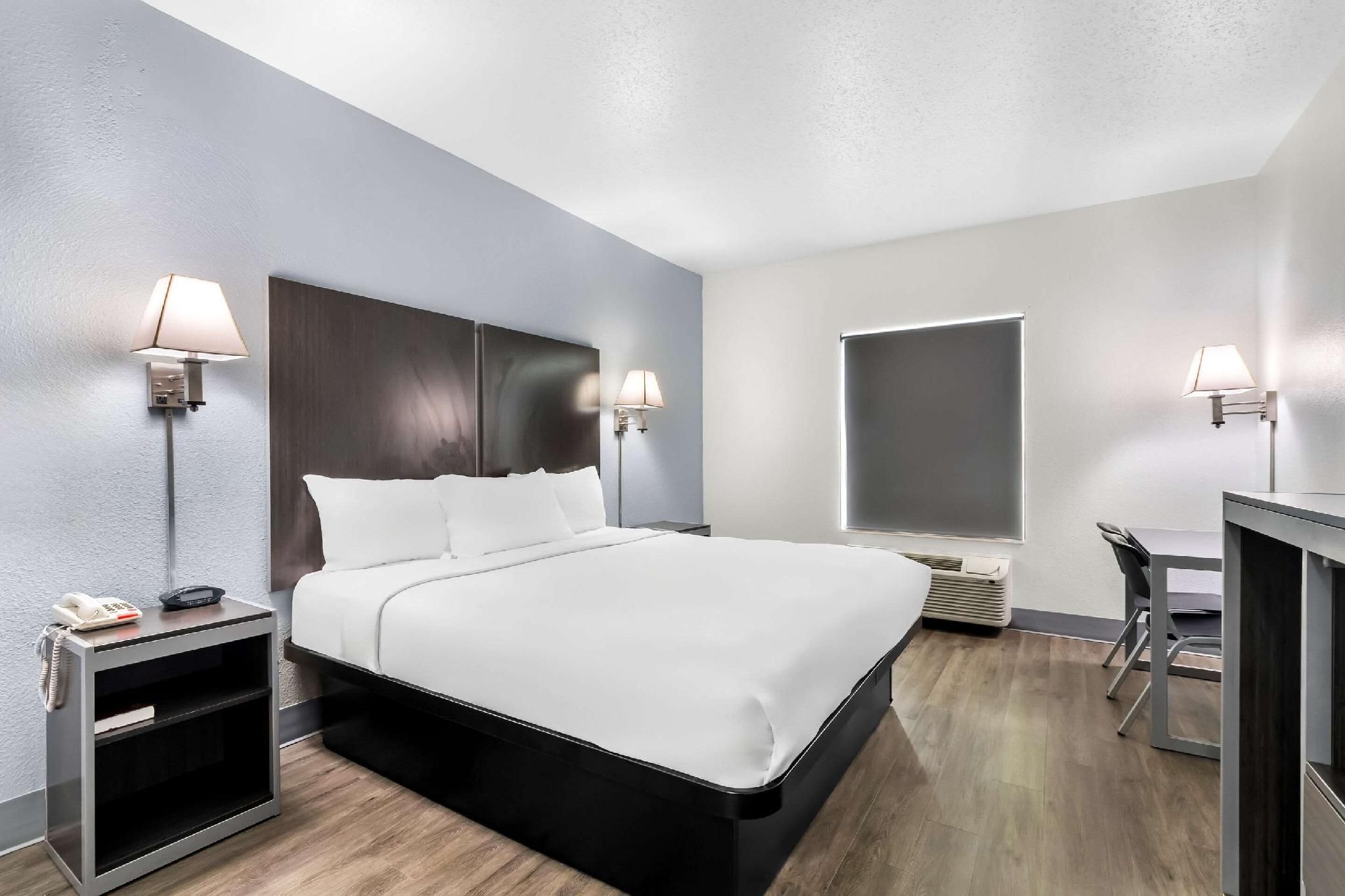 1 King Bed, Efficiency, Nonsmoking, Accessible
