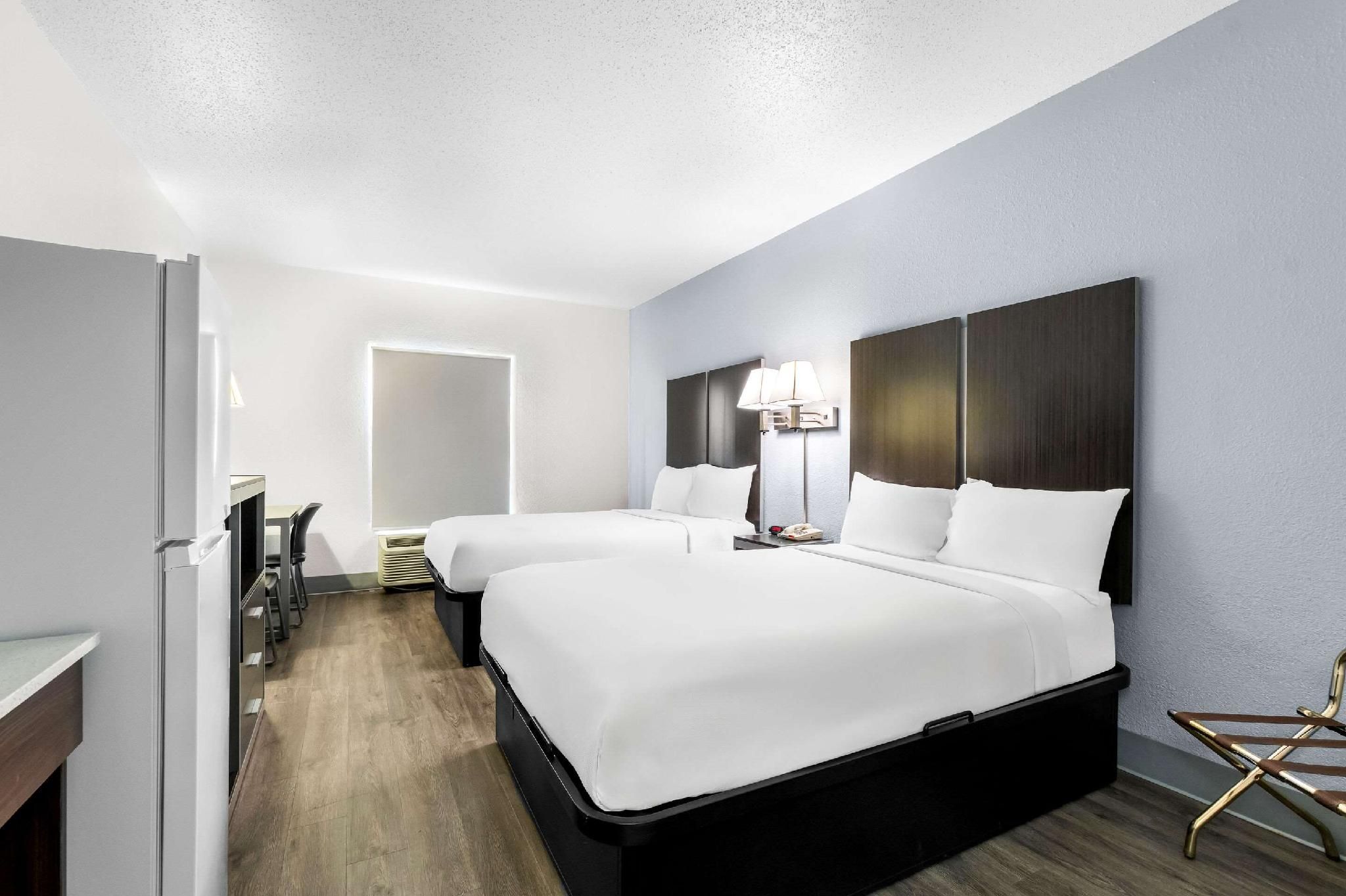 2 Double Beds, Efficiency, Nonsmoking