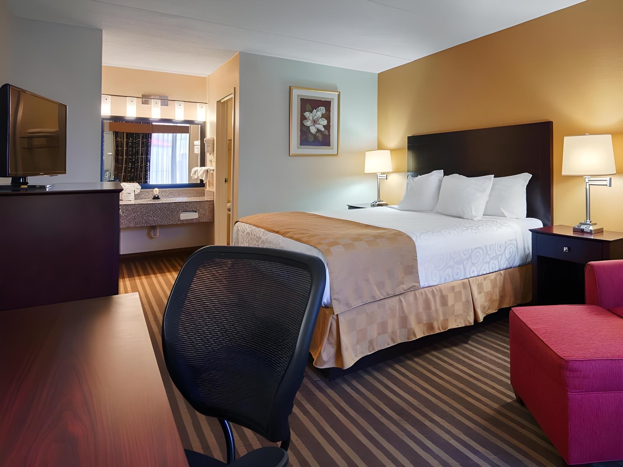 Chattanooga Heritage Inn Walk In Shower 1 King Bed 2