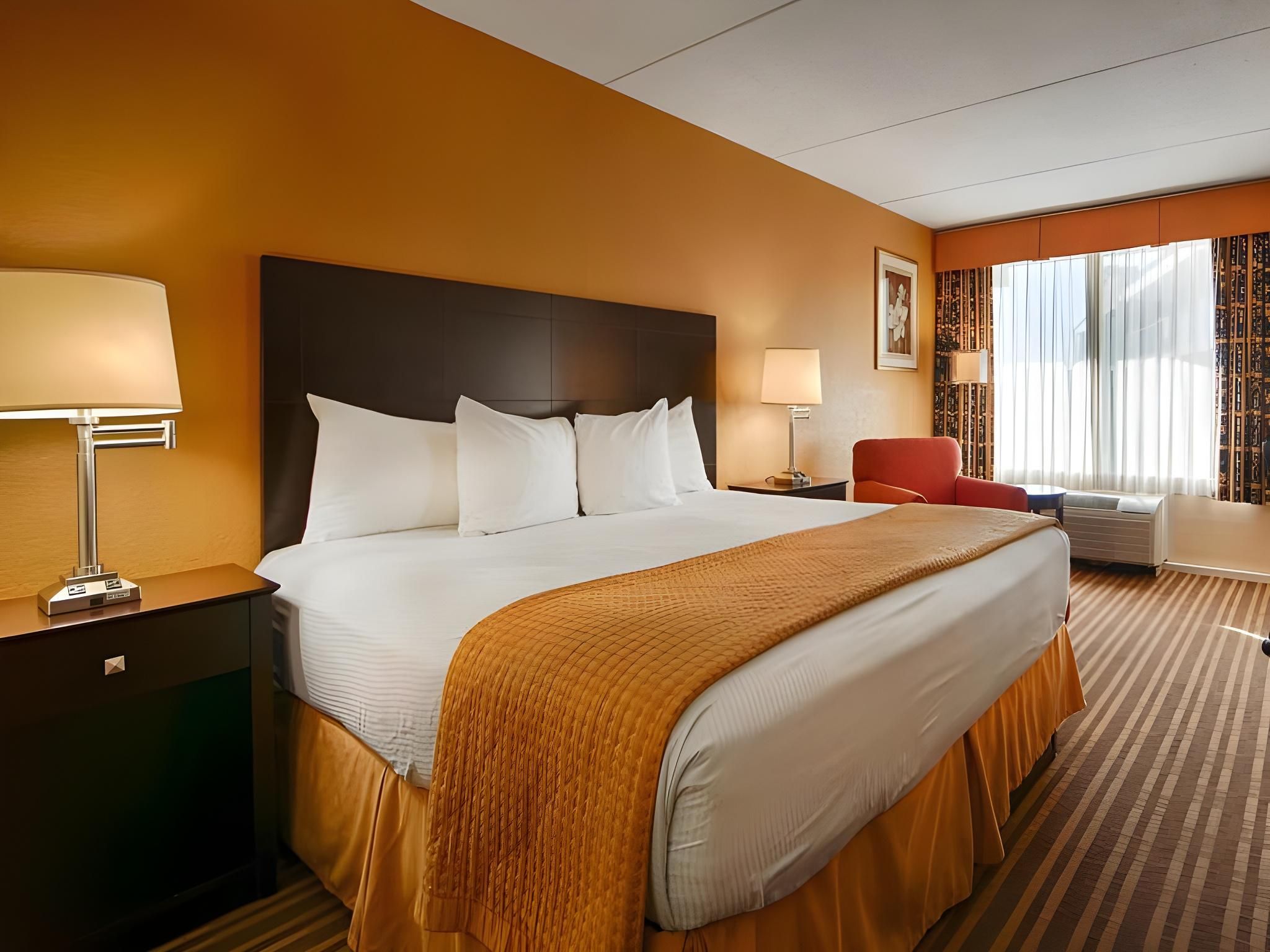 Chattanooga Heritage Inn Walk In Shower 1 King Bed