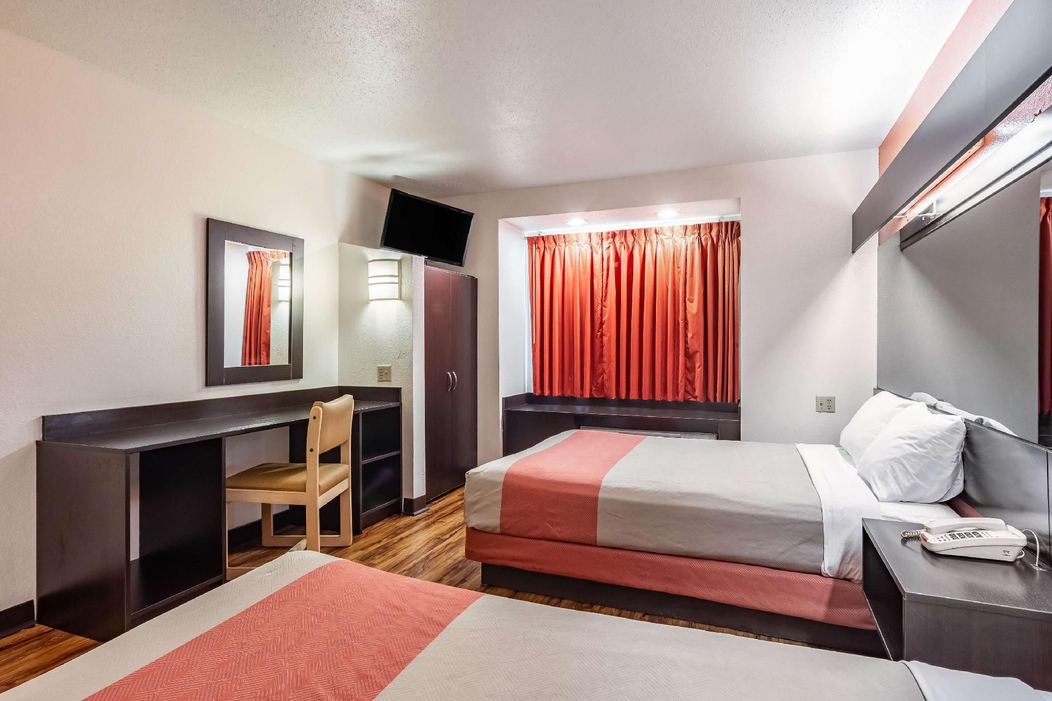 2 Queen Beds | Smoking