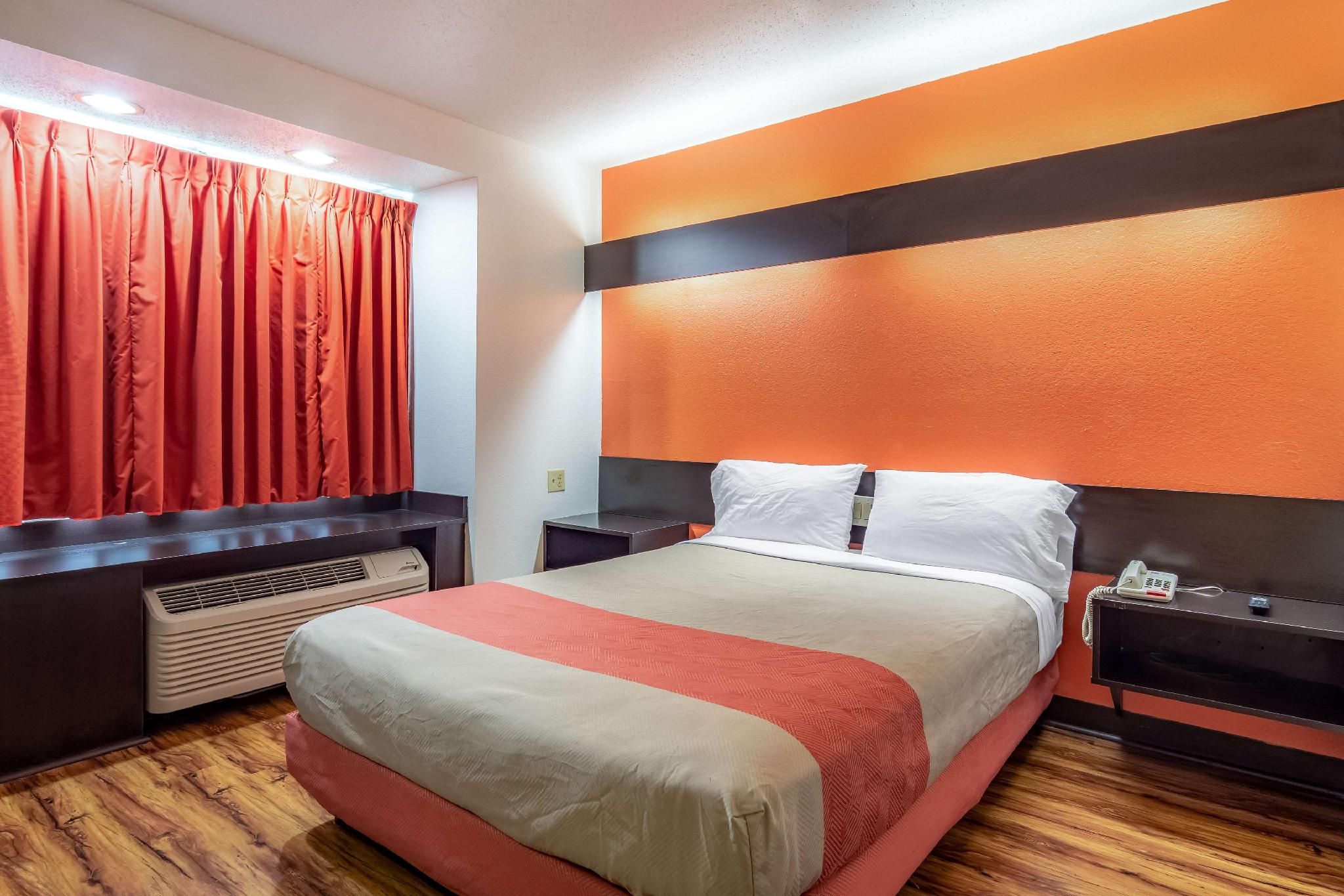 1 Queen Bed | ADA/Tub/Smoking