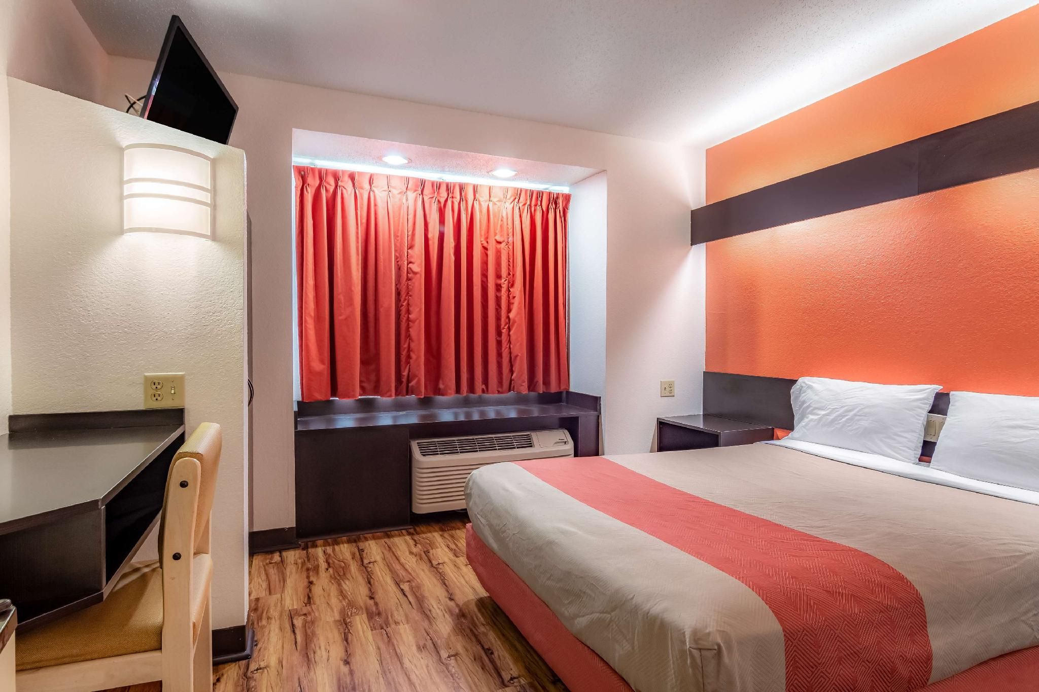 1 Queen Bed | ADA/Tub/Smoking