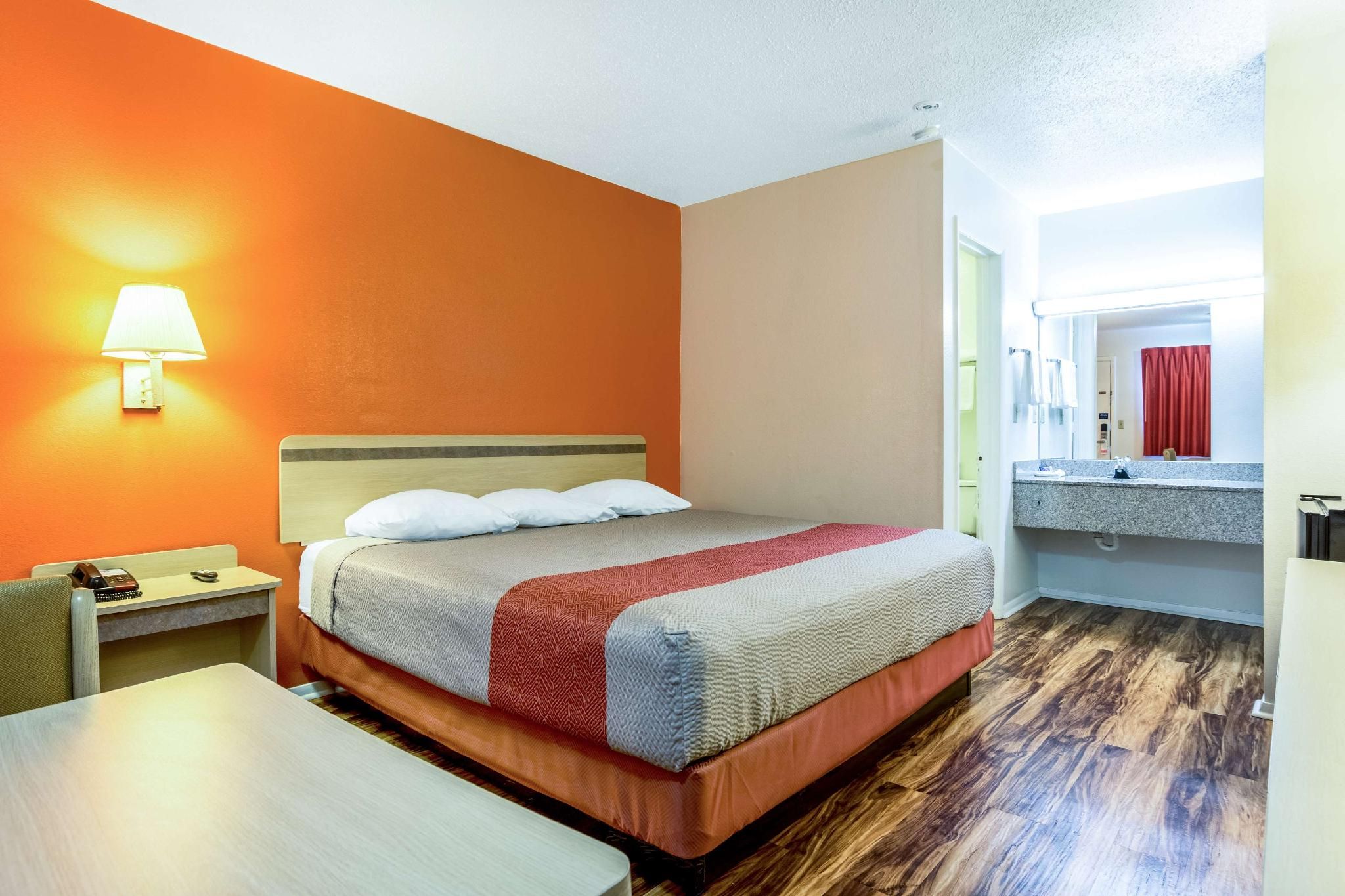 1 King Bed | Non-Smoking