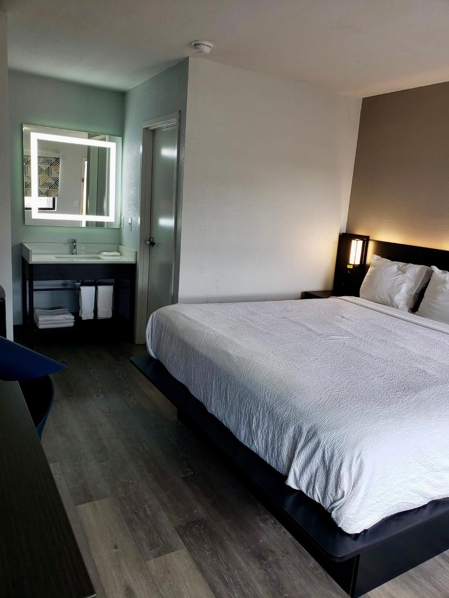1 King Bed | Non-Smoking