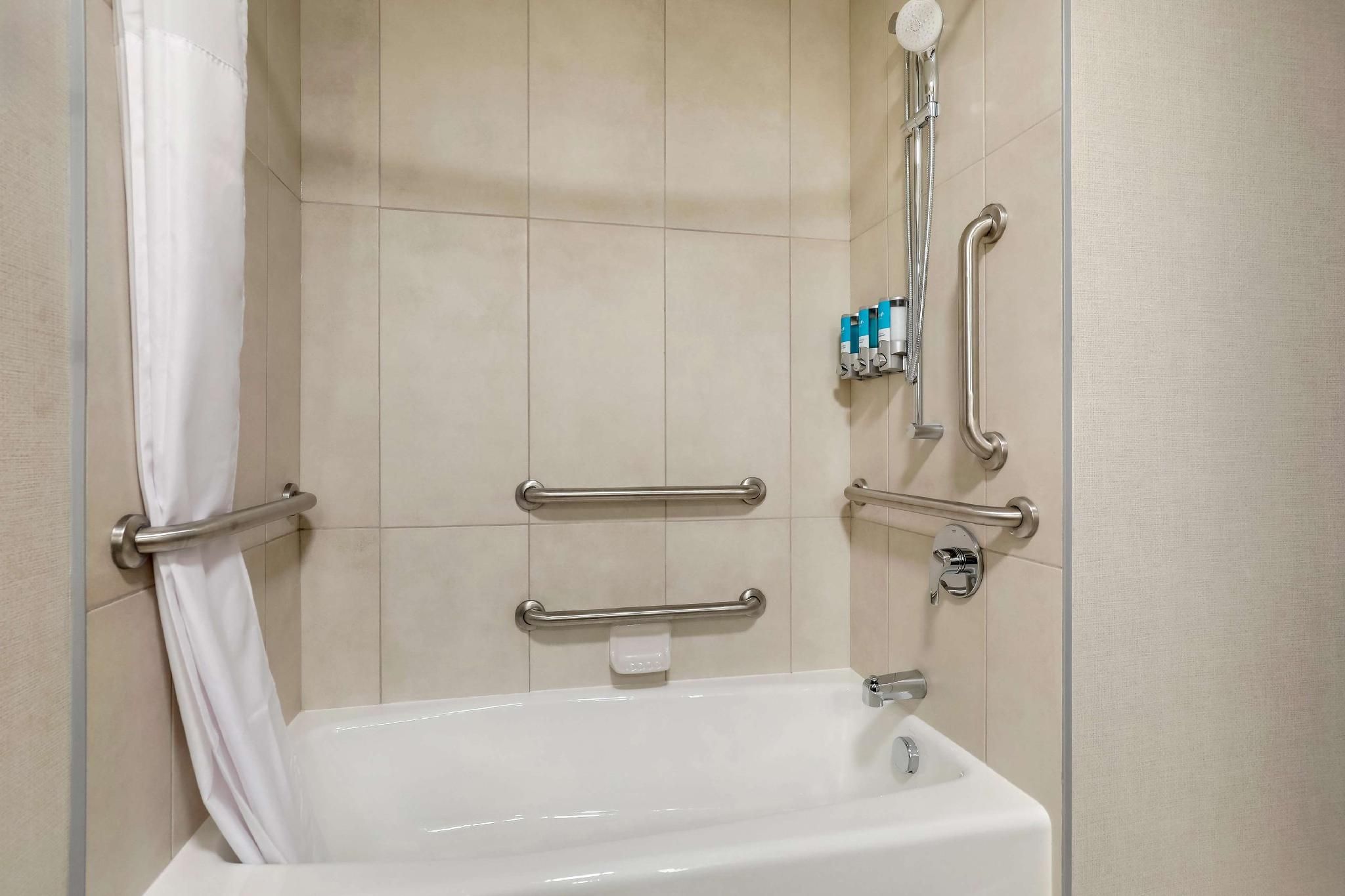 Upper Floor 2 Queen Beds - Accessible, Tub