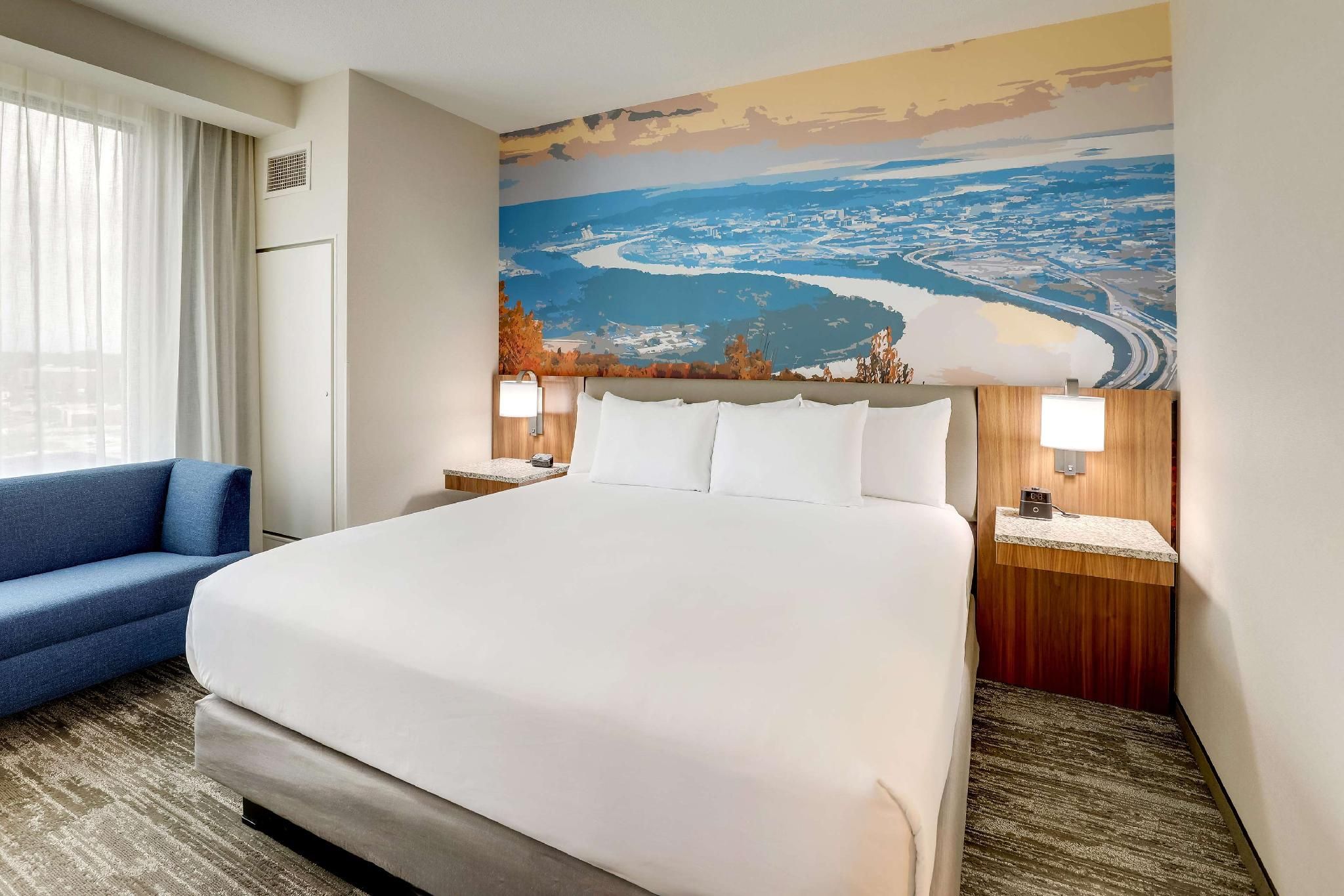 Upper Floor 1 King Bed - Hearing Accessible