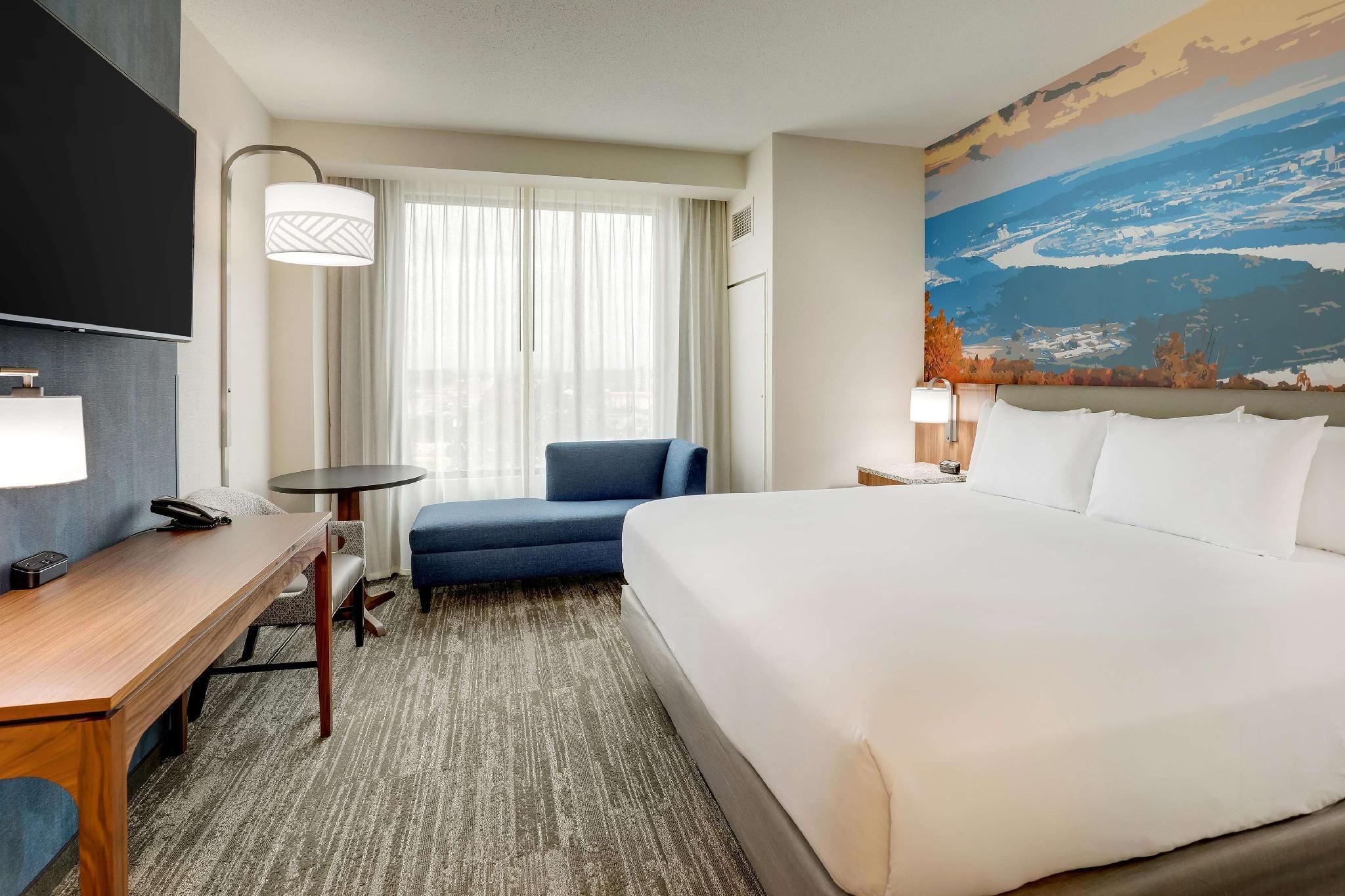Upper Floor 1 King Bed - Hearing Accessible