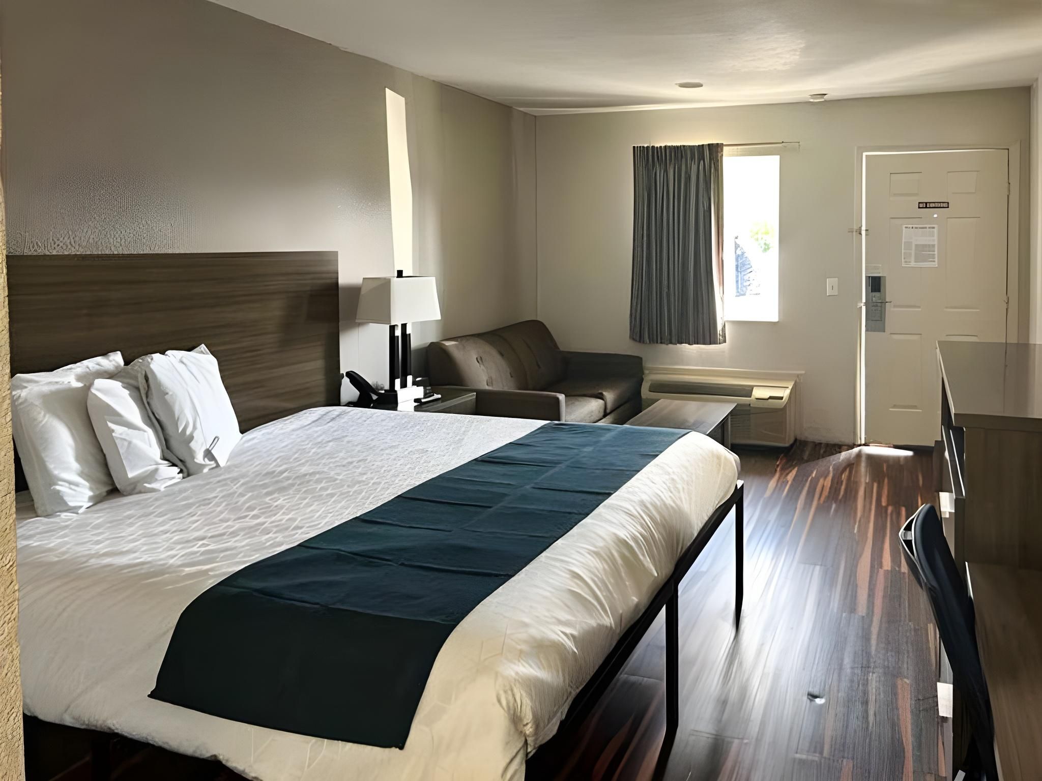 1 King Bed | Non-Smoking, Micfridge