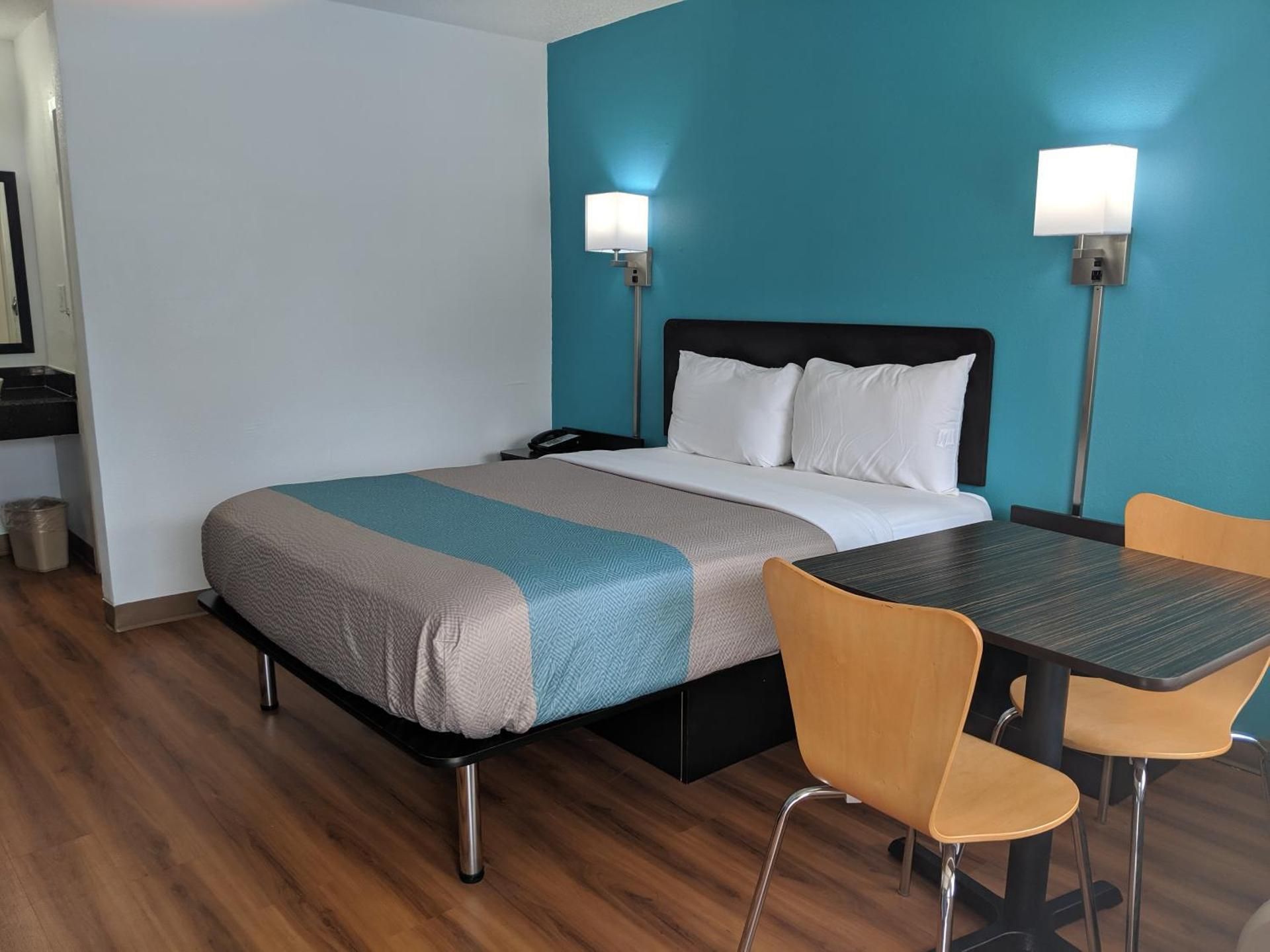 1 QUEEN BED | NON-SMOKING