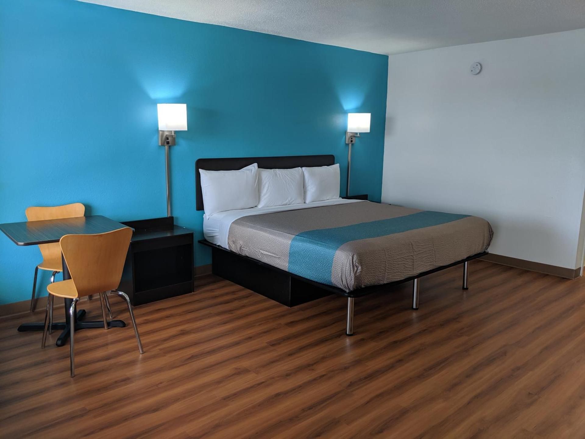 King Room with Roll-in Shower - Disability Access - Non-Smoking