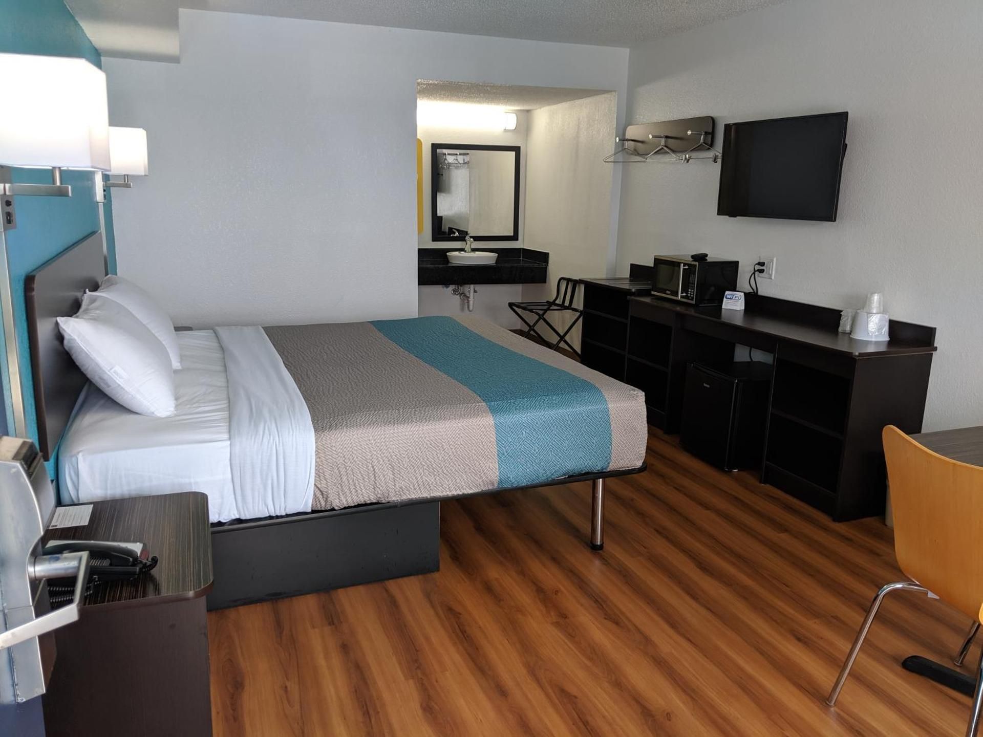 King Room with Roll-in Shower - Disability Access - Non-Smoking