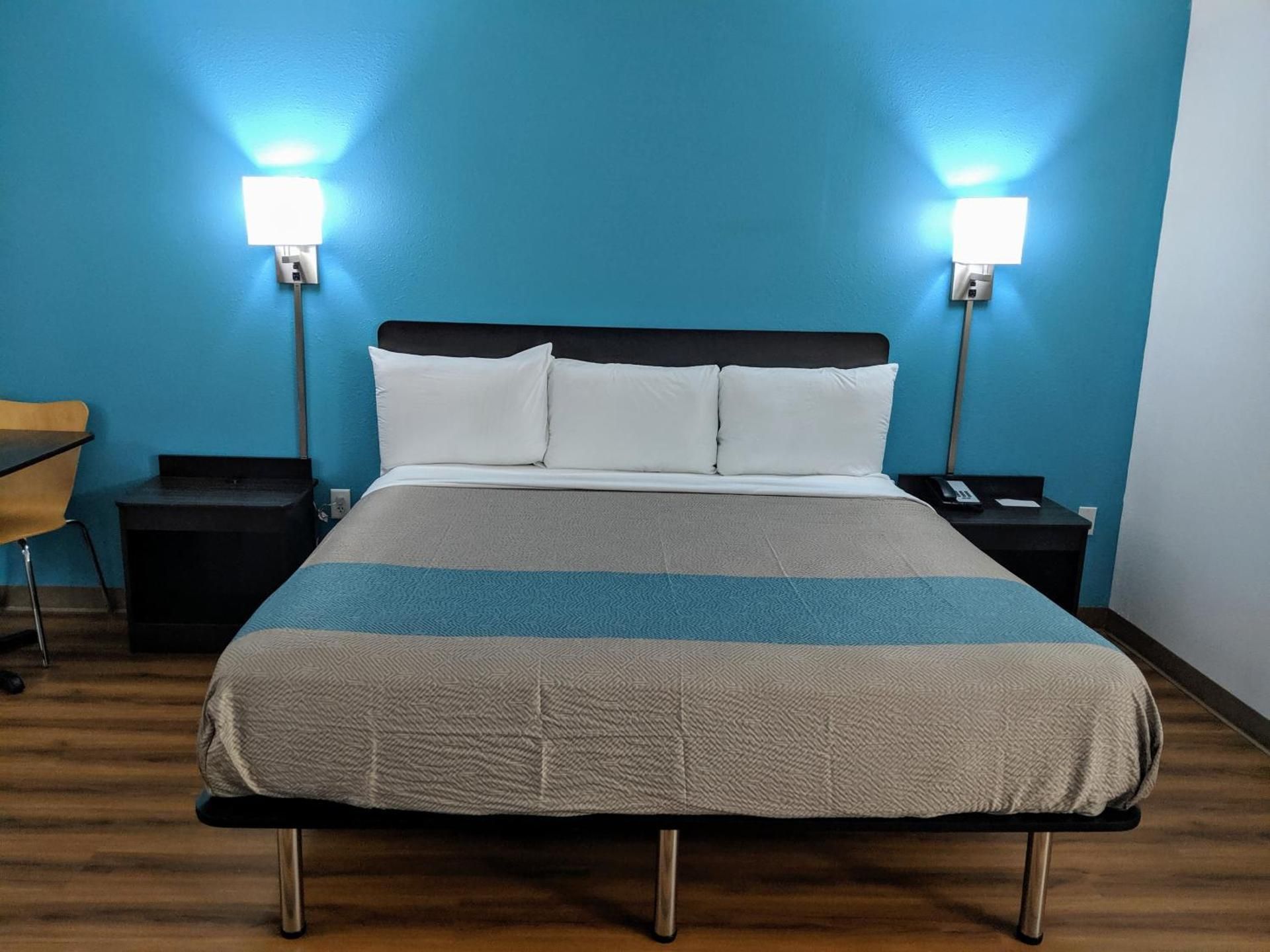 1 King Bed | Smoking, Micfridge