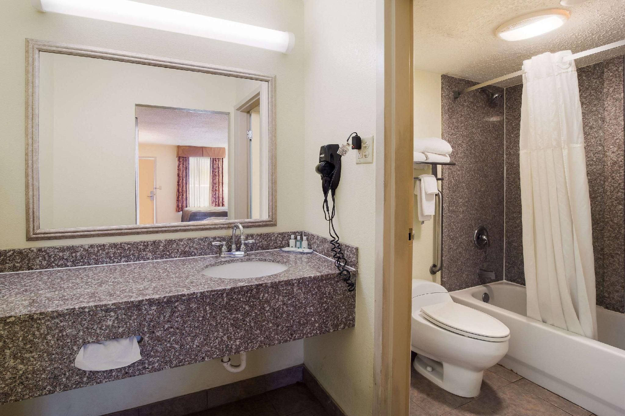 Quality Inn & Suites Conference Center Statesboro Historic District 2 Queen Beds, Nonsmoking, Accessible 3