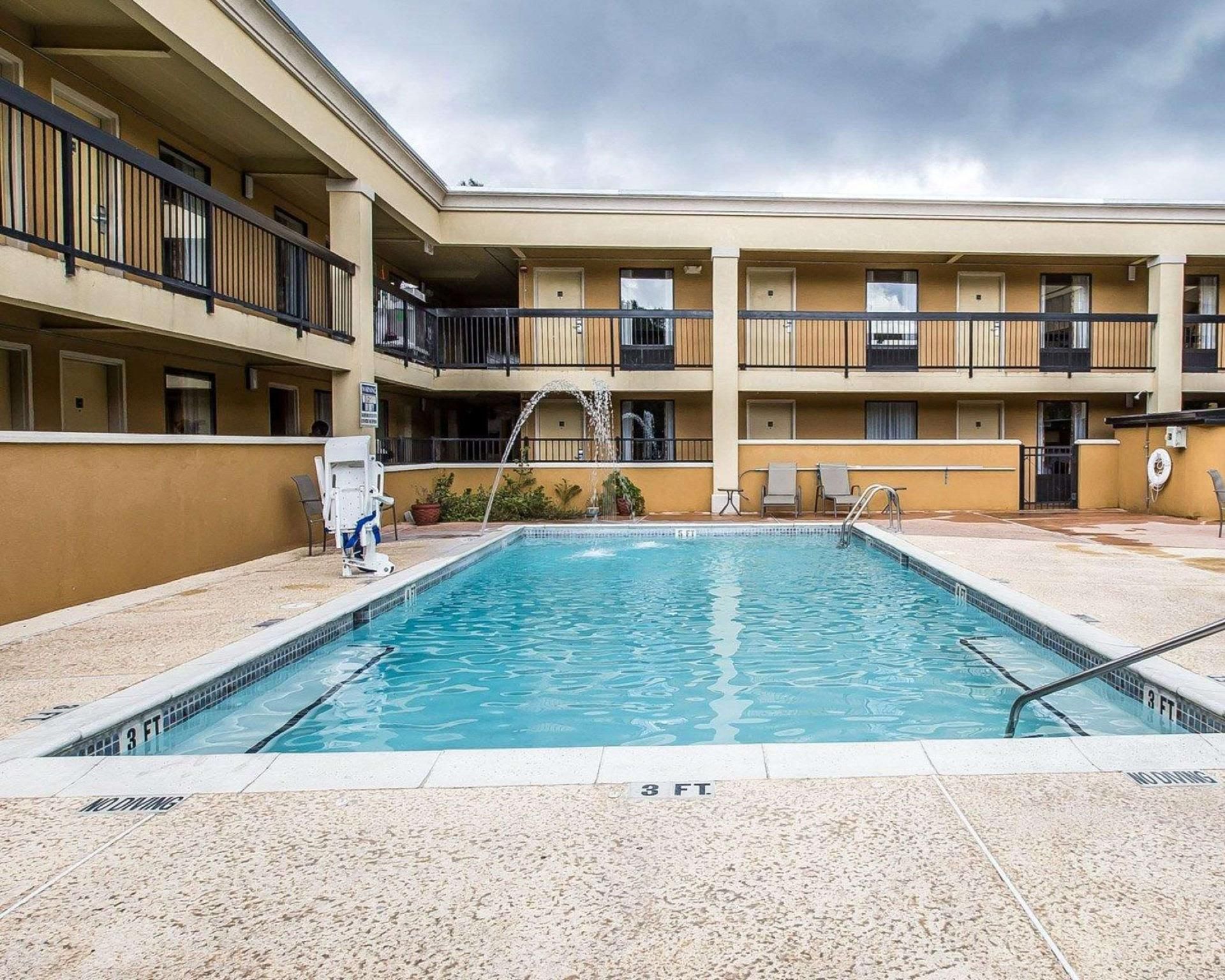 swimming pool [outdoor]