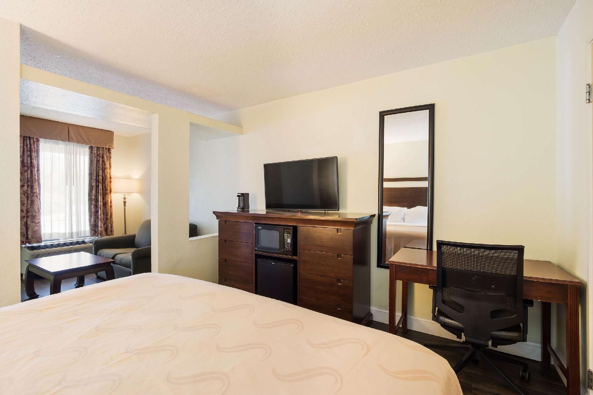 1 King Bed, Suite, Nonsmoking