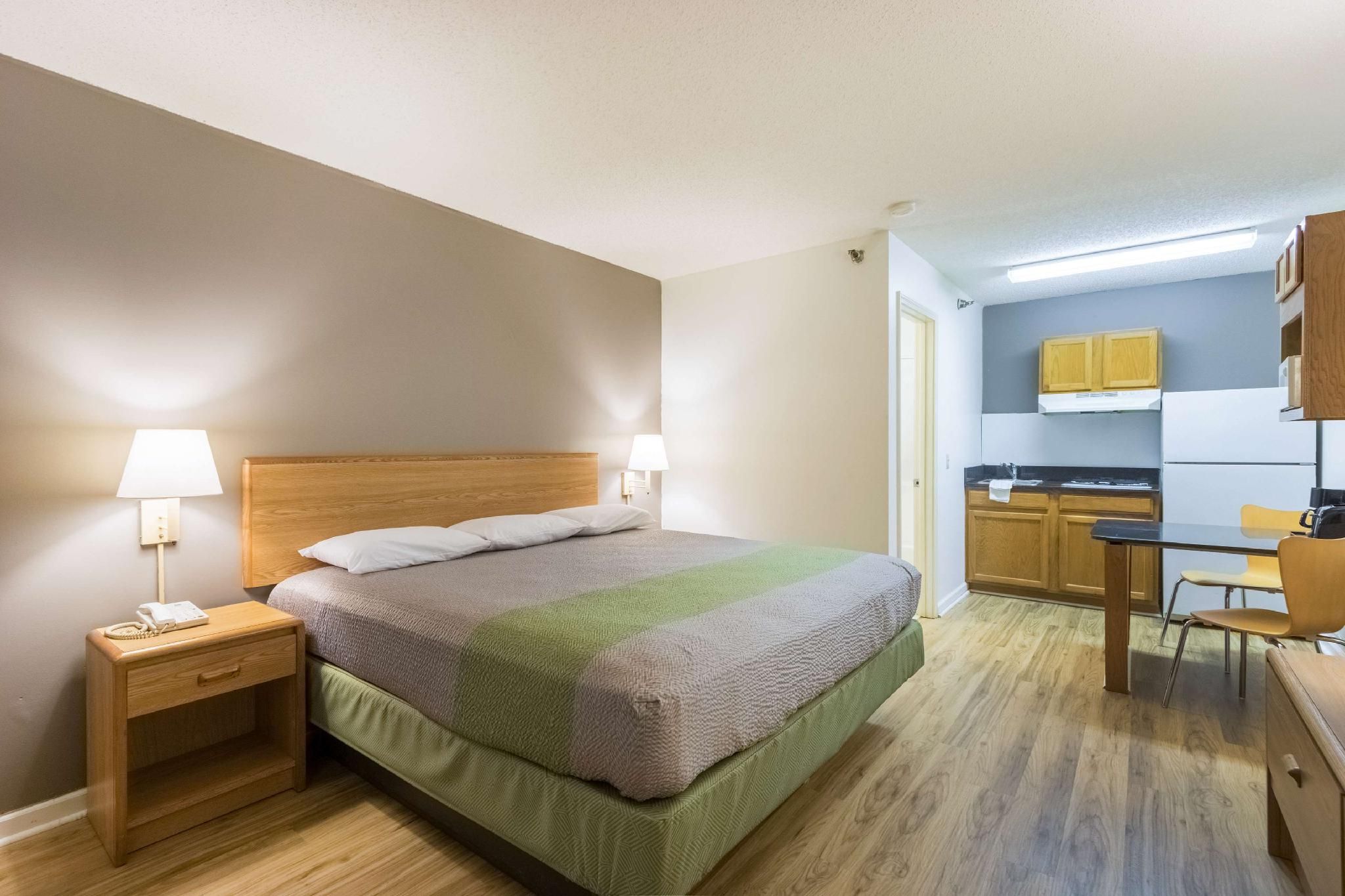 1 King Bed | Non-Smoking