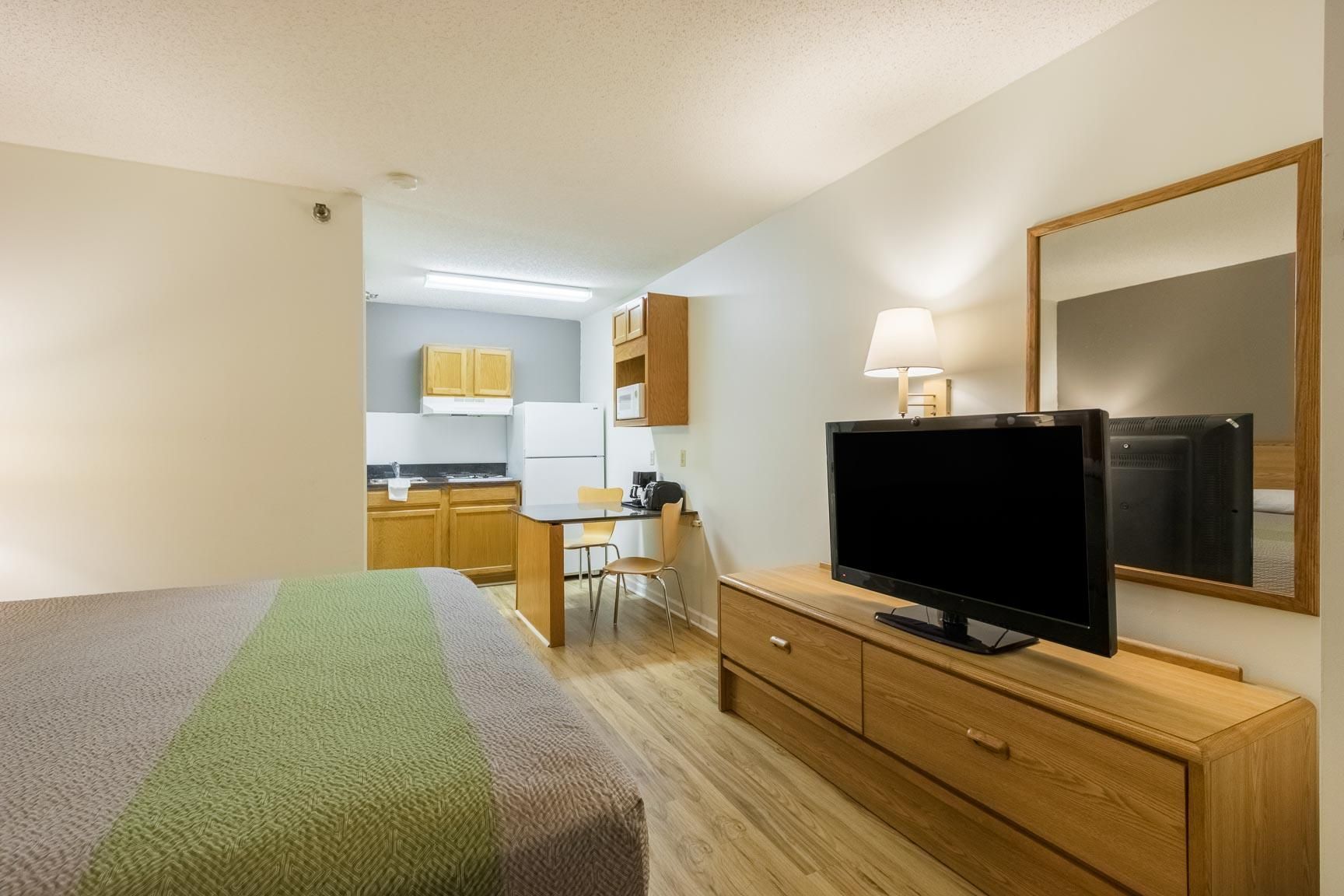 1 Queen Bed | ADA/RI Shower/Non-Smoking
