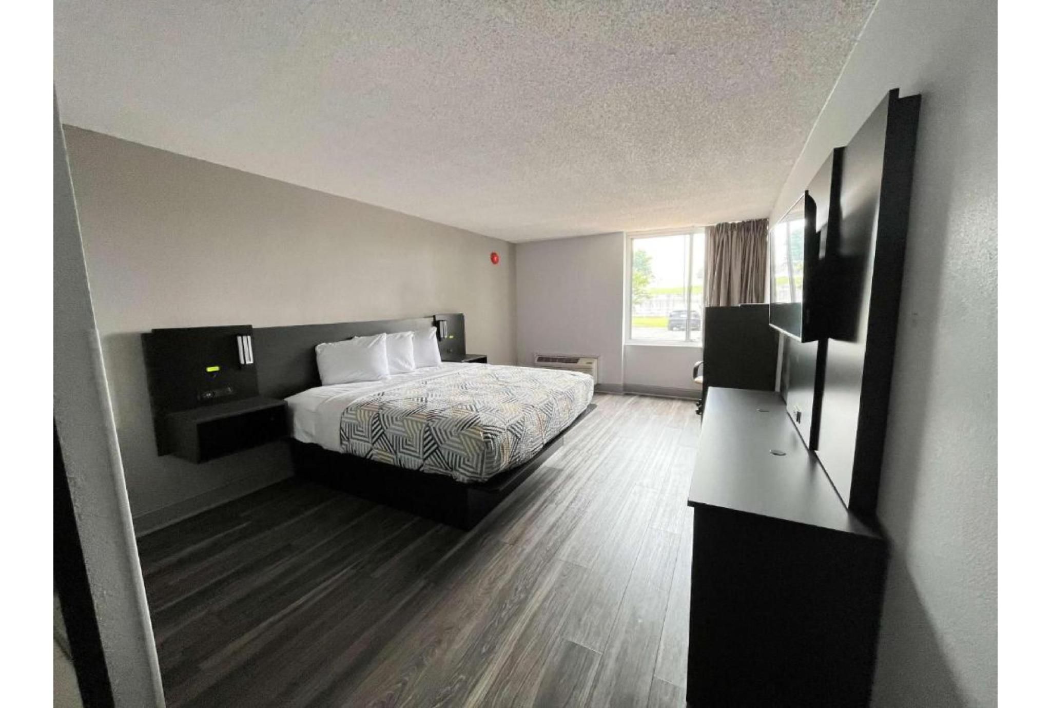 1 King Bed | Non-Smoking, Hot Tub, Micfridge