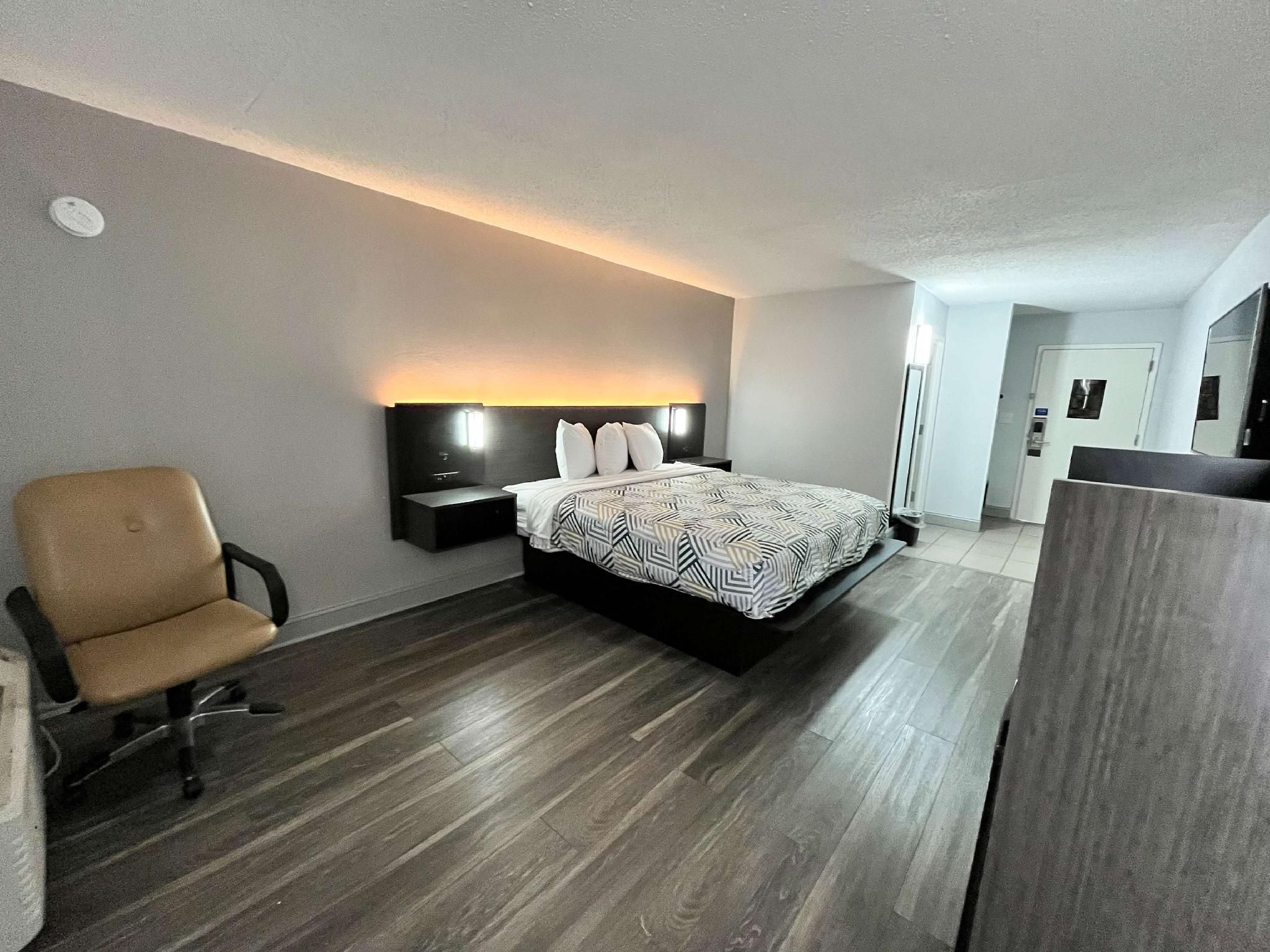 1 King Bed | Non-Smoking, Micfridge