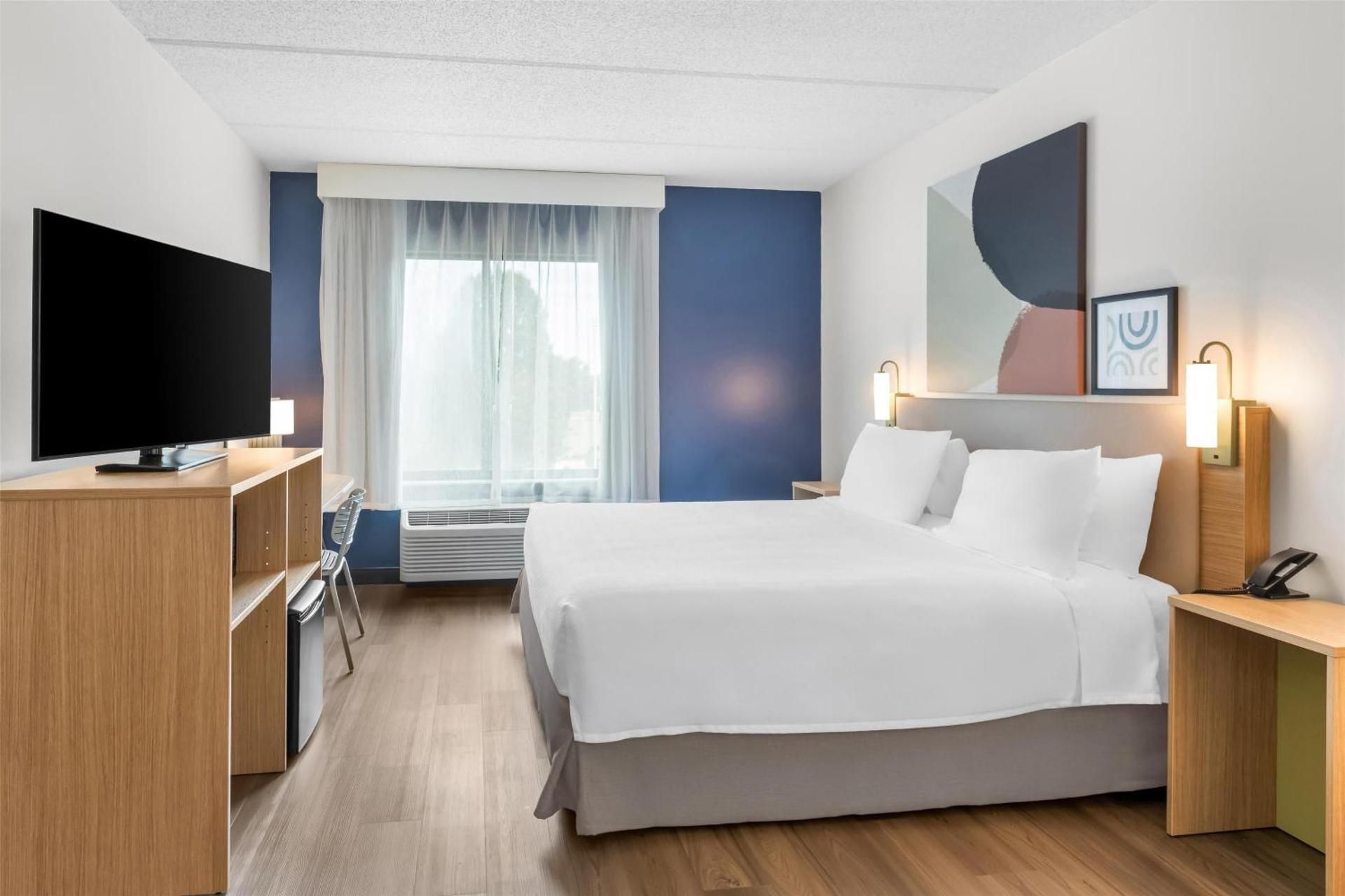 Spark by Hilton Rock Hill 1 King Bed Mobility Accessible with Bathtub 2