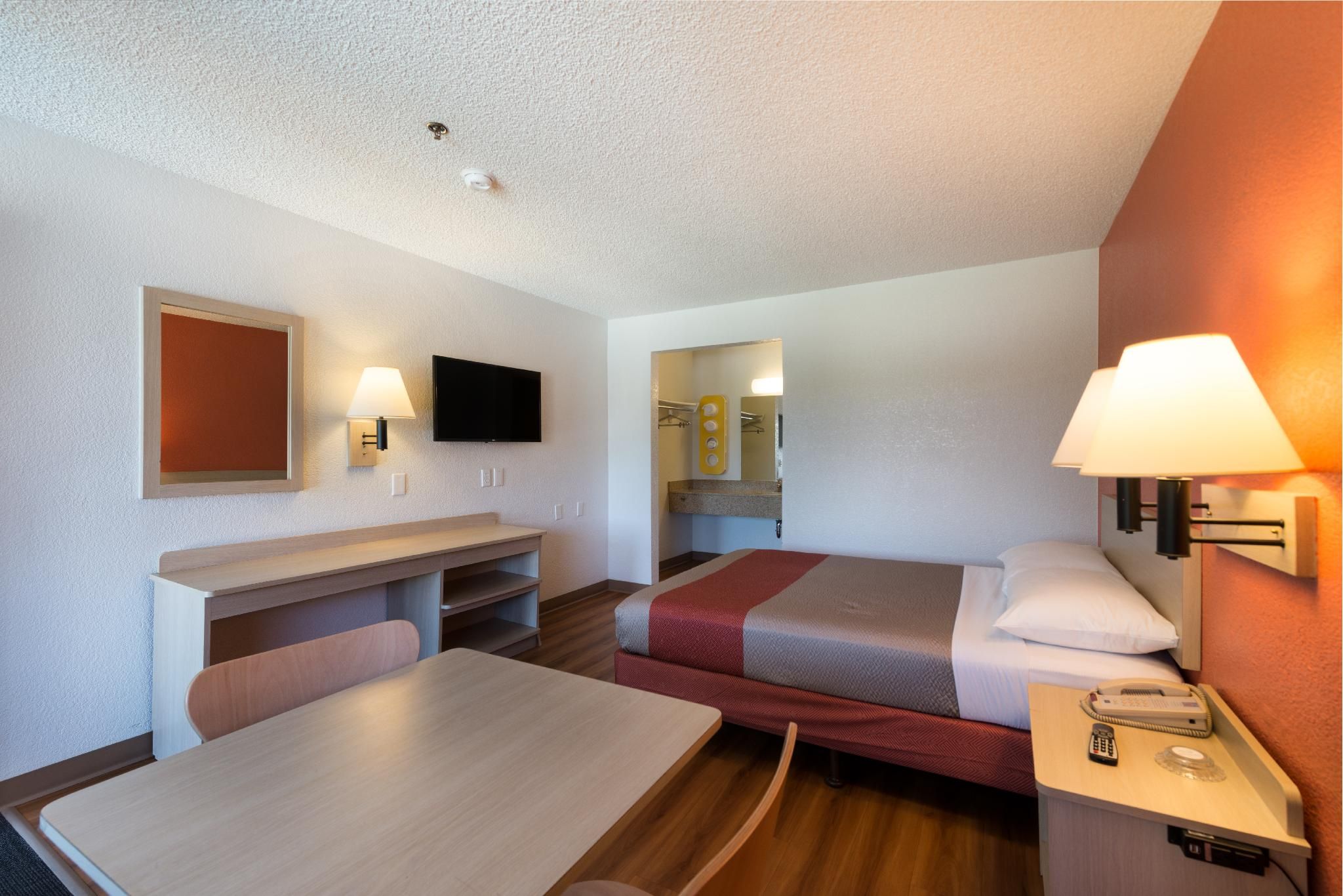 Motel 6 Sparks, NV - Airport - Sparks 1 Queen Bed | Micfridge 2
