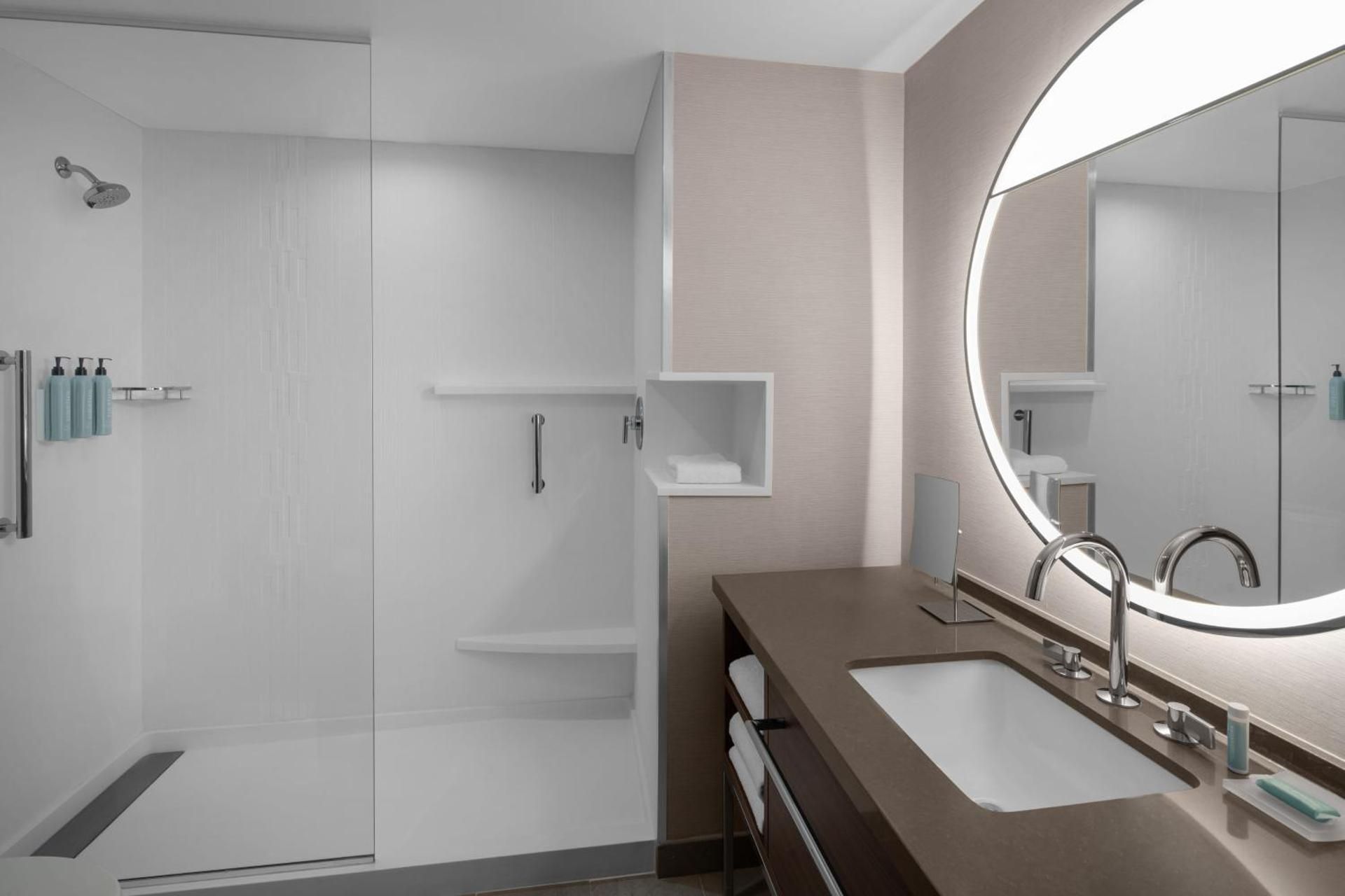 Courtyard by Marriott Reno Sparks Standard King Room with Sofa Bed 2