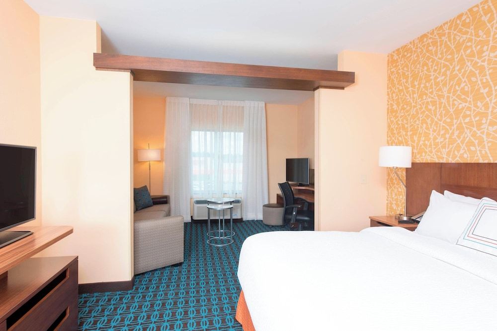 Suite, 1 King Bed (Hearing Accessible)
