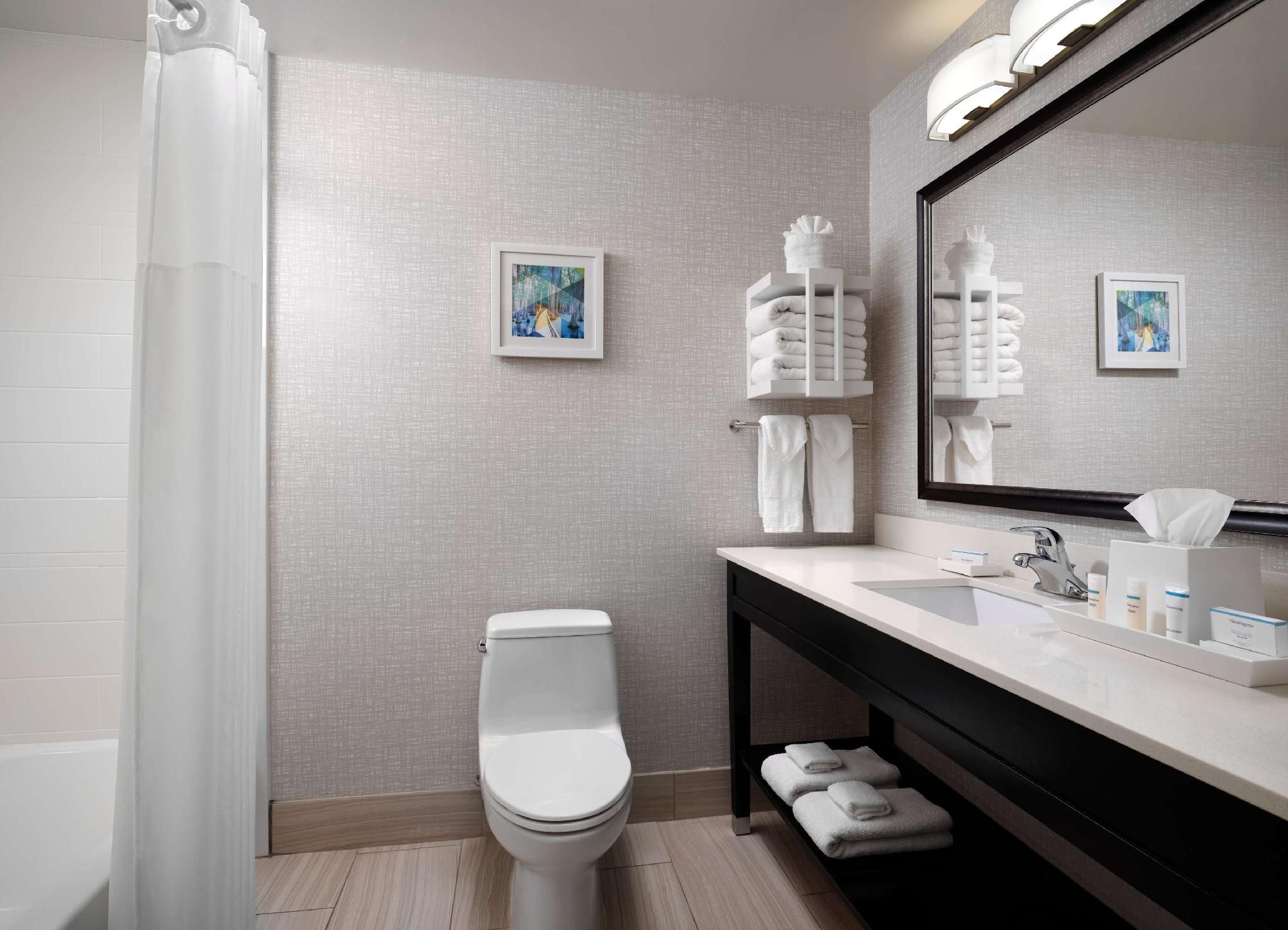 2 Queen Beds, Non-Smoking, Work Desk, Microwave And Mini-Refrigerator, Wi-Fi, Full Breakfast