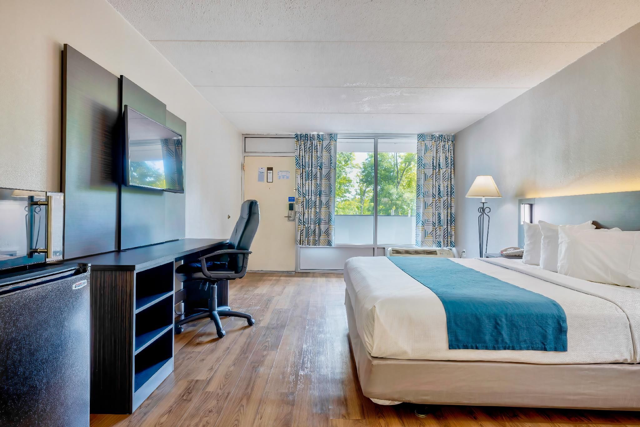 1 KING BED | NON-SMOKING, HOT TUB, MICFRIDGE