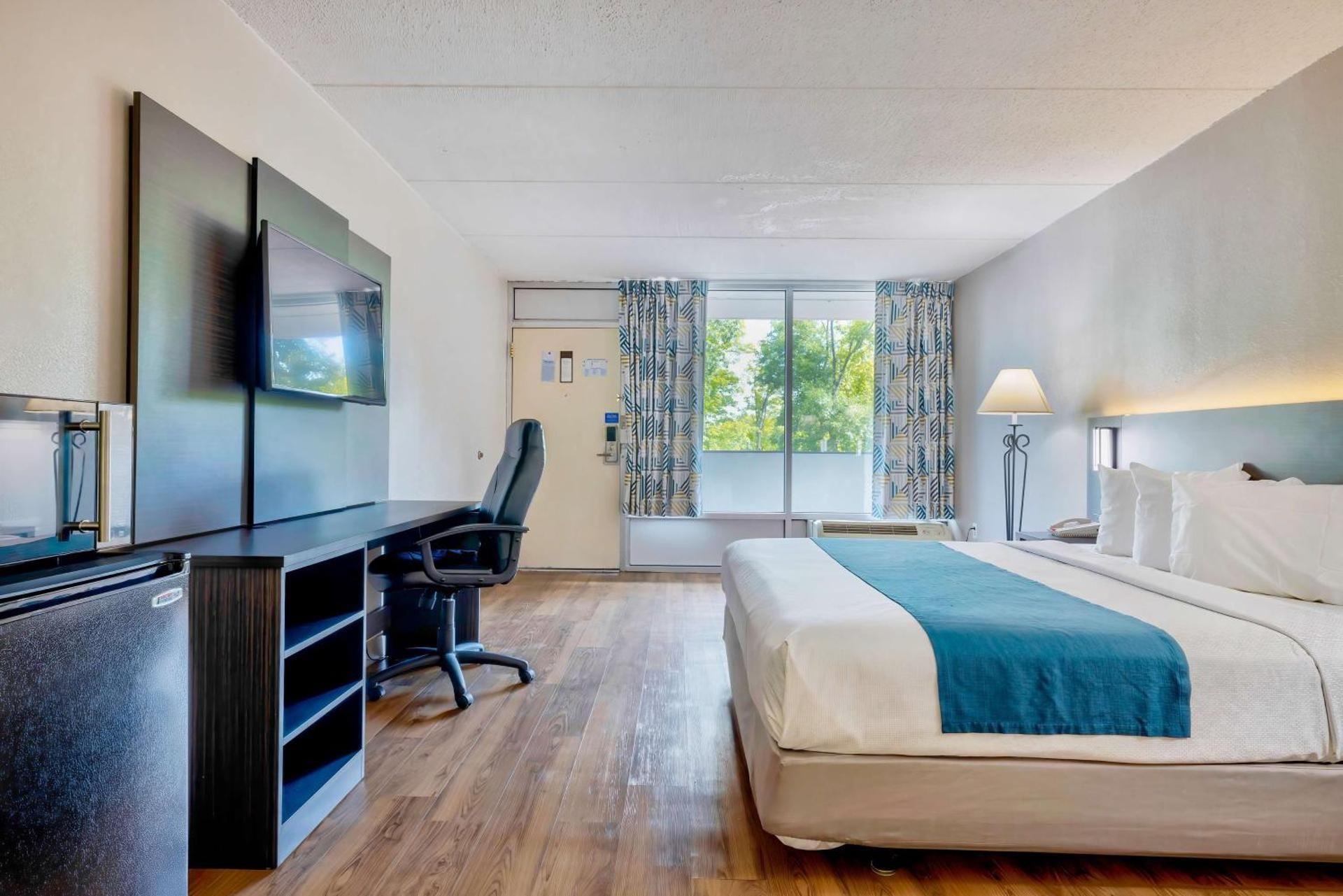 1 KING BED | NON-SMOKING, MICFRIDGE