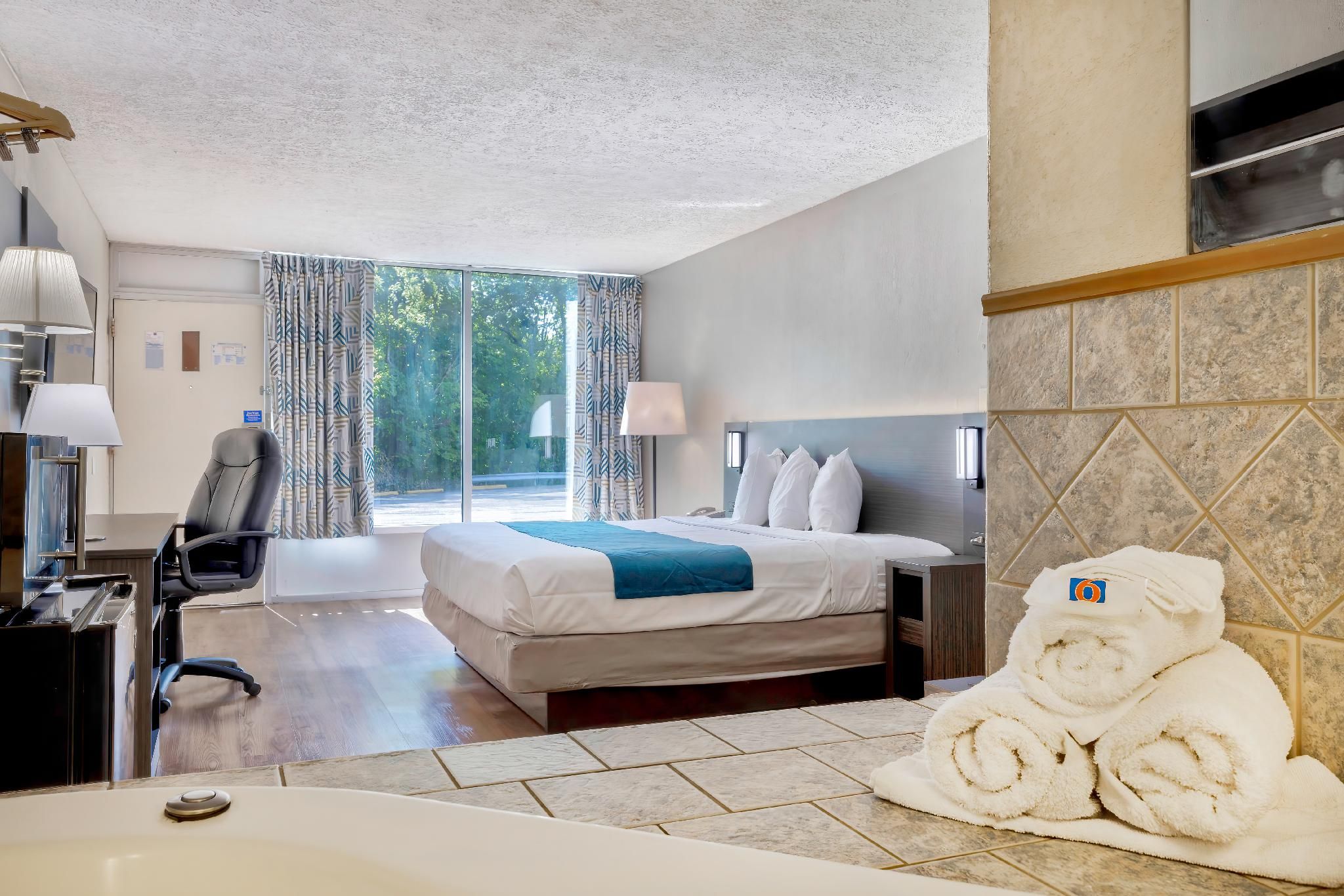 1 KING BED | NON-SMOKING, HOT TUB, MICFRIDGE