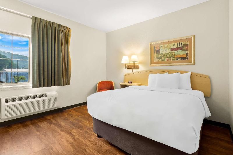 Efficiency Queen Room - Accessible/Non-Smoking