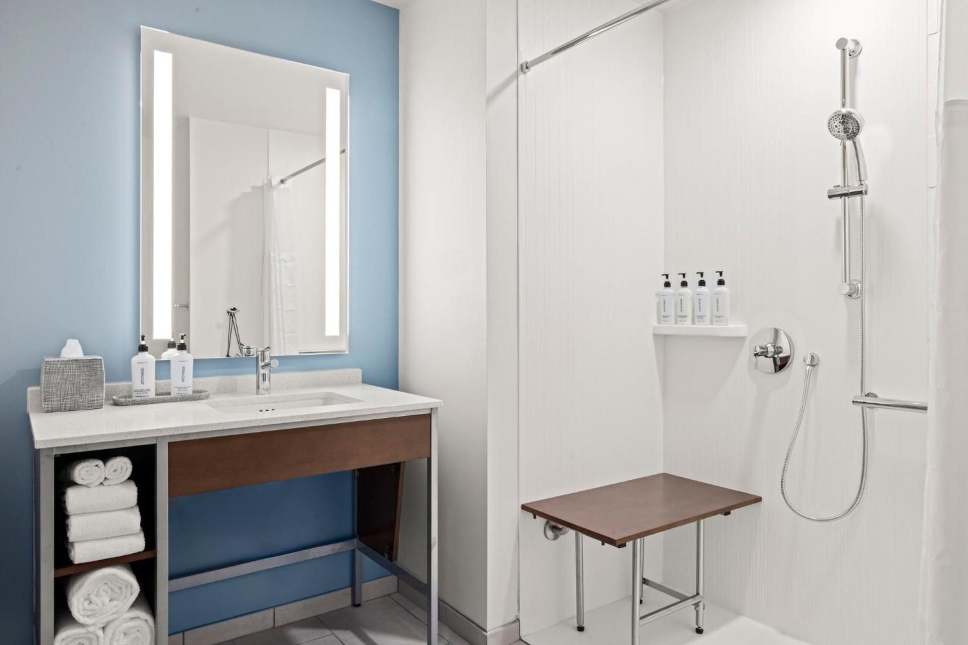 EVEN Hotel Portland - Beaverton By IHG King Room with Hearing Accessible Roll In Shower - Non-Smoking 3